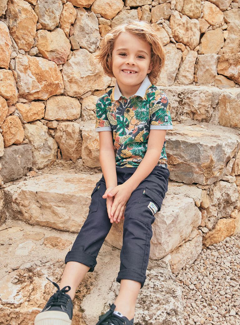 Polo gris à imprimé feuilles tropicales