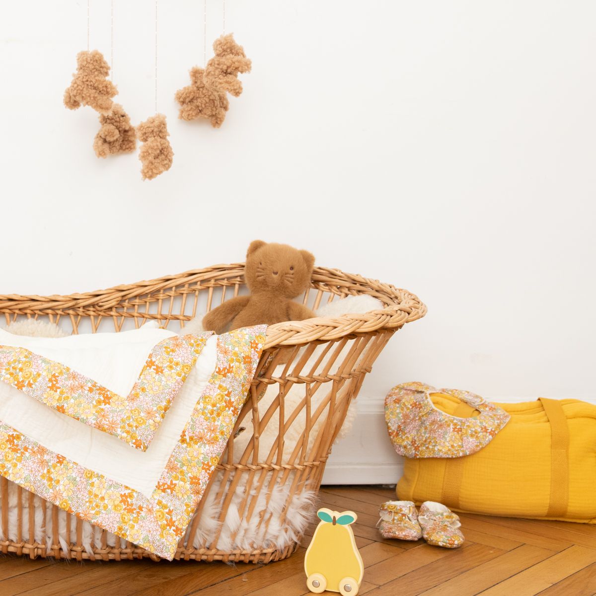Bavoir bandana éponge fleuri rose et jaune Jolie saison