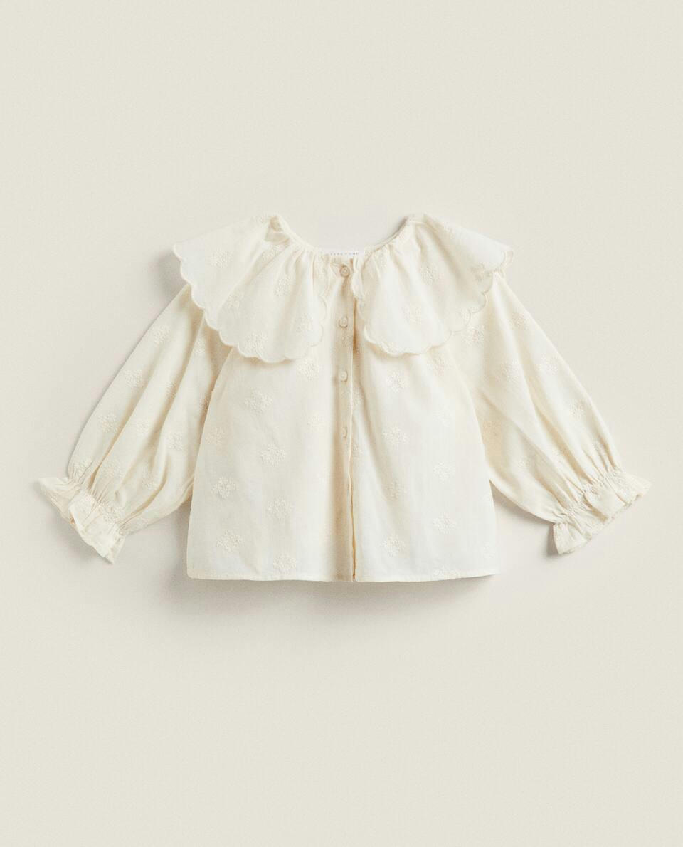 Conjunto de pijama infantil bordado com babados
