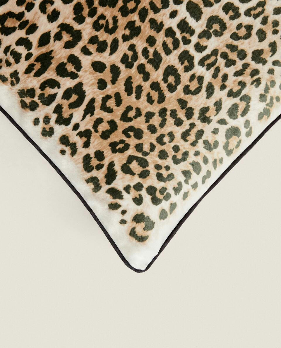 CAPA DE ALMOFADA EM VELUDO COM ESTAMPA DE LEOPARDO