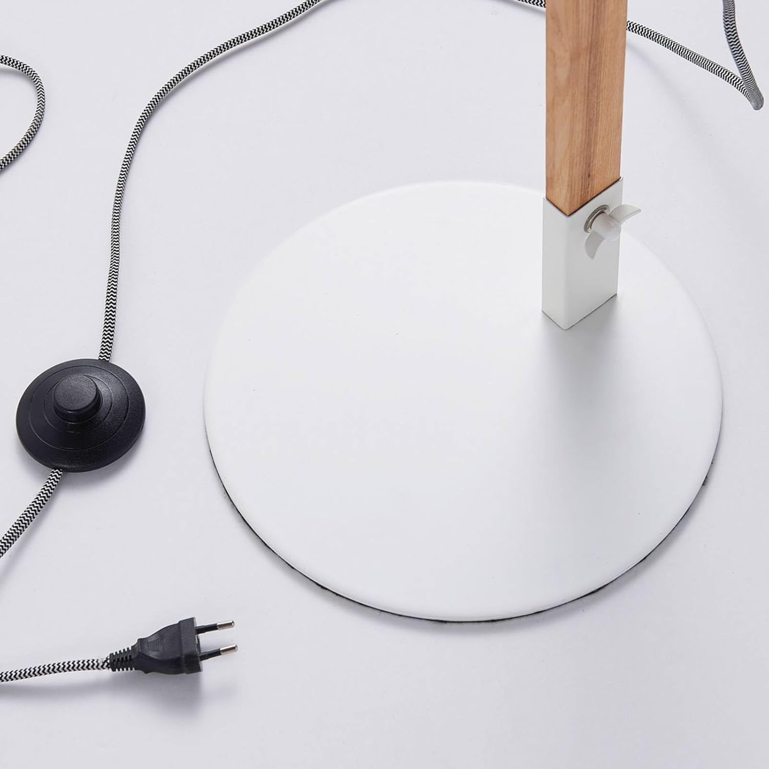 Lindby Lampenwelt Stehlampe skandinavisch Holz Metall weiß, Standleuchte Leselampe-Stehlampe für Wohnzimmer Esszimmer Schlafzimmer