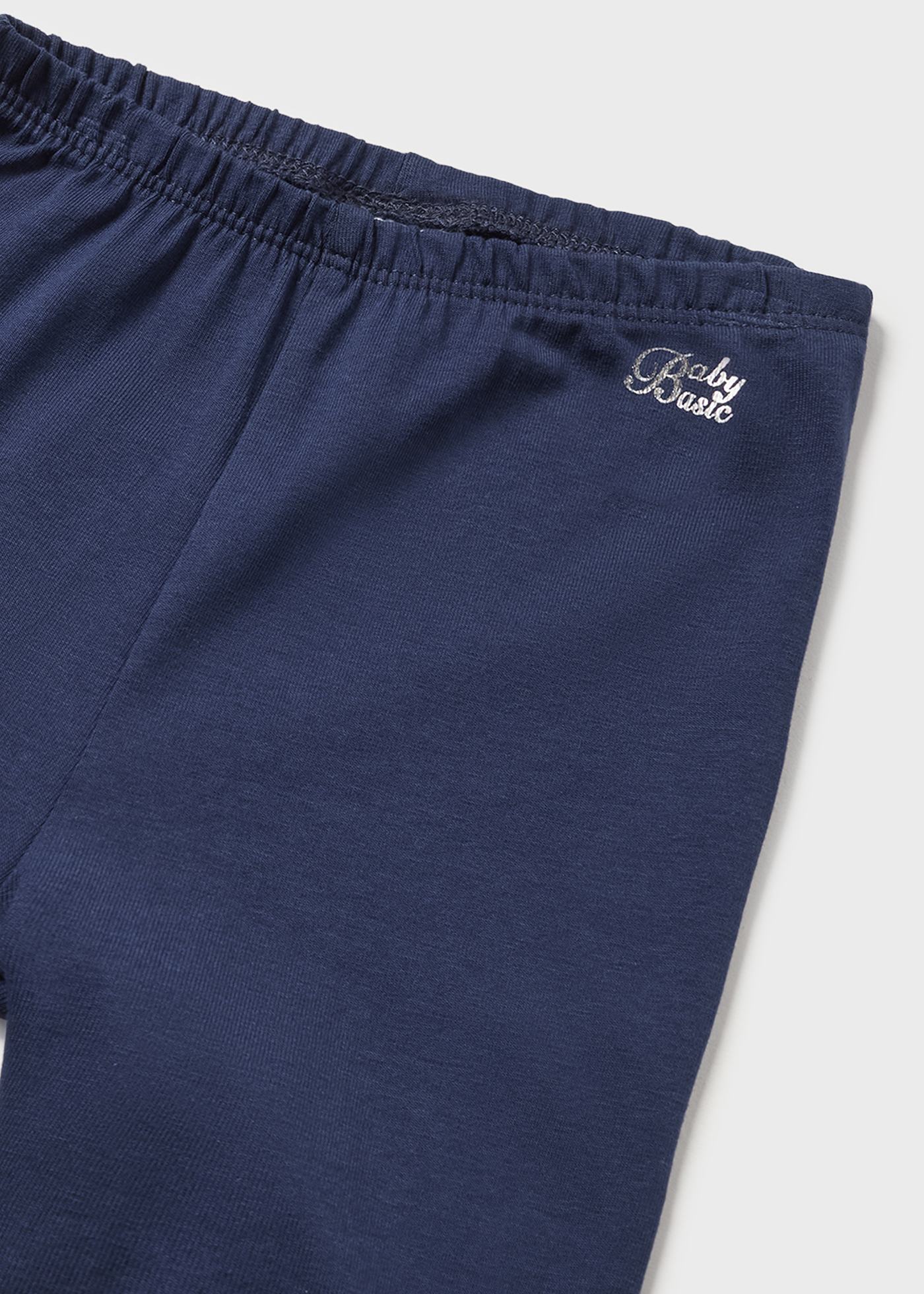 Calças legging curtas básicas para bebês, feitas de algodão sustentável.