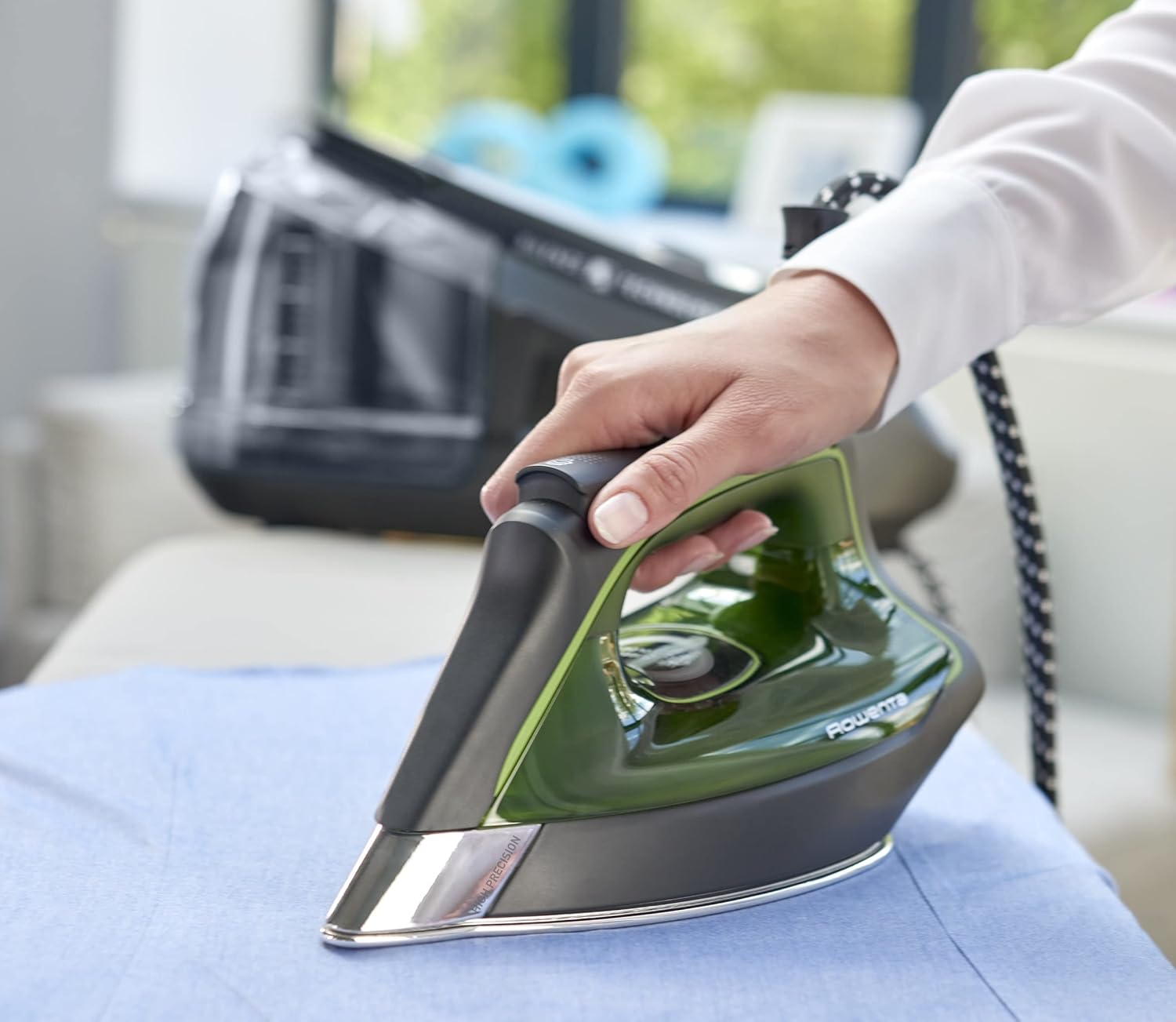 Rowenta Silence Steam Pro Dampfbügelstation, 2800 W, Dauerdampfmenge 150 g/Min, extra Dampfstoß 620 g/min, Eco-Funktion, 1300 ml abnehmbarer Wassertank, Schwarz/Grün, DG9248