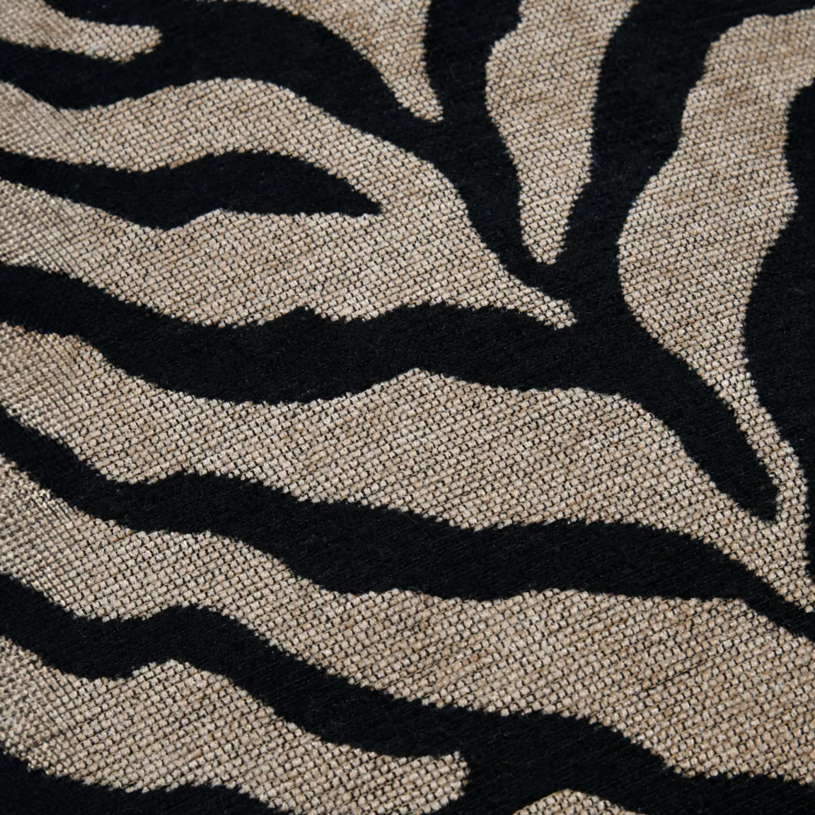 Coussin carré fausse fourrure zébre (45 x 45 cm) Fauves Noir