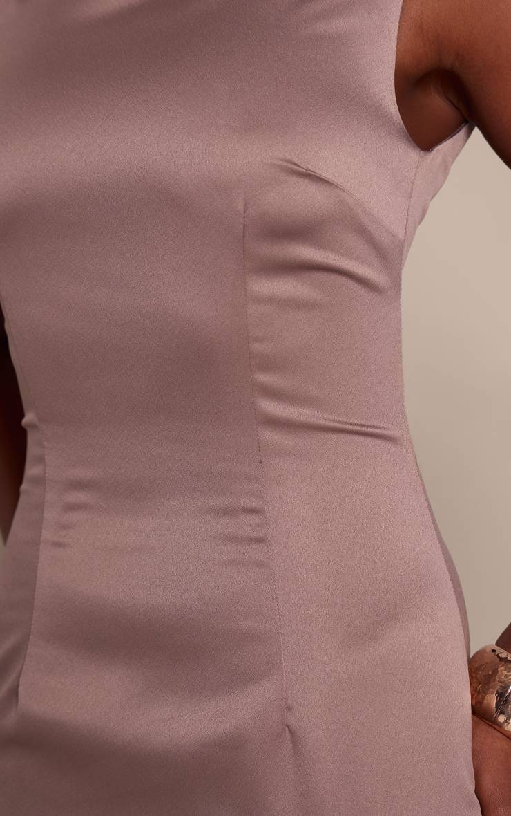 Taupe Robe Mi-longue Ajustée À Col Bateau En Satin Foncé Avec Détail Queue De Poisson