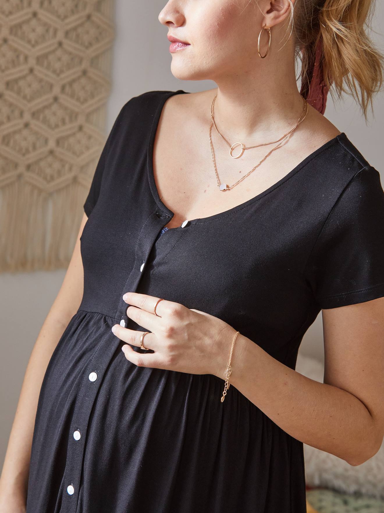 Vestido fluido e adaptável para gravidez e amamentação, preto liso.