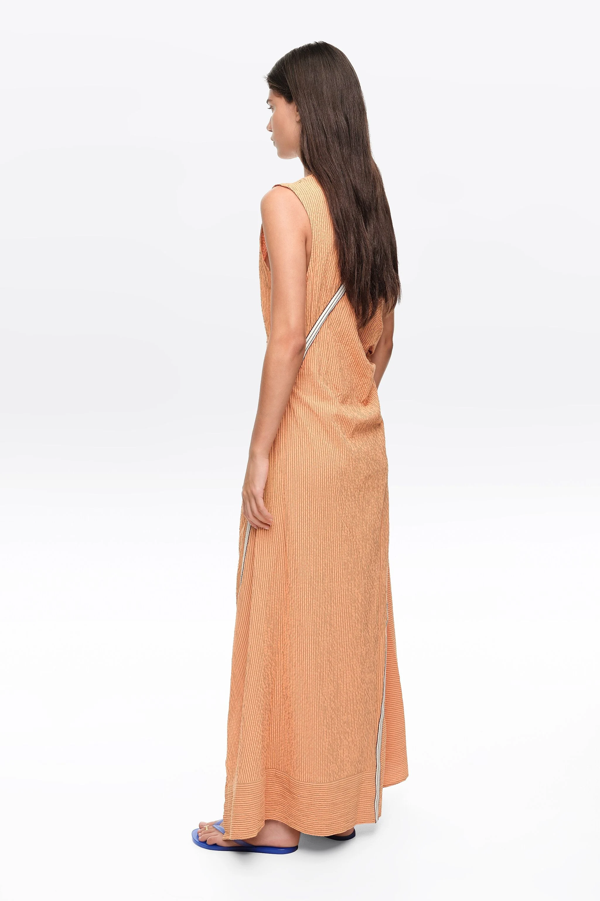 Vestido sem mangas com alça sobreposta listrada em laranja