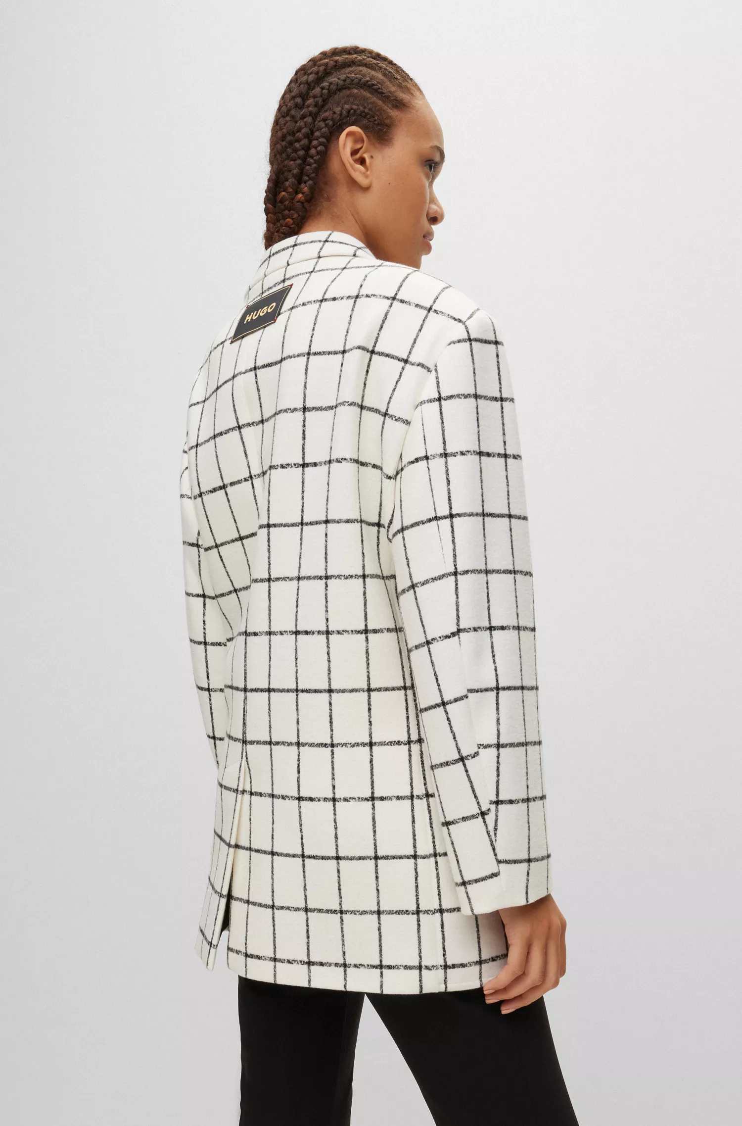Jaqueta HUGO vermelha de modelagem oversized em tecido xadrez elástico.