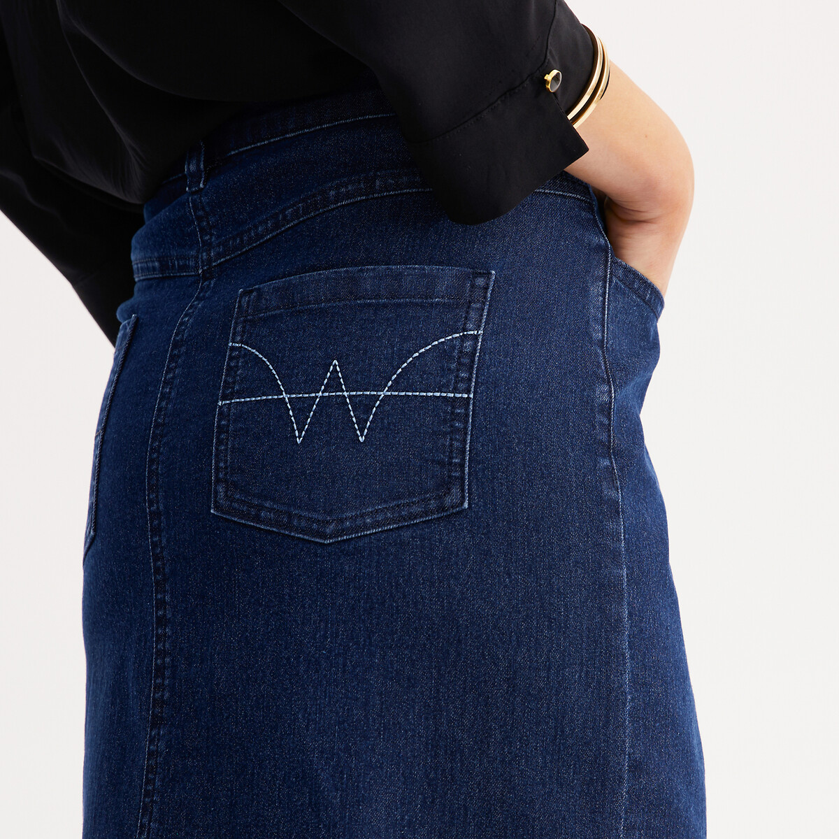 ANNE WEYBURN<br>Saia reta em denim elástico, comprimento midi