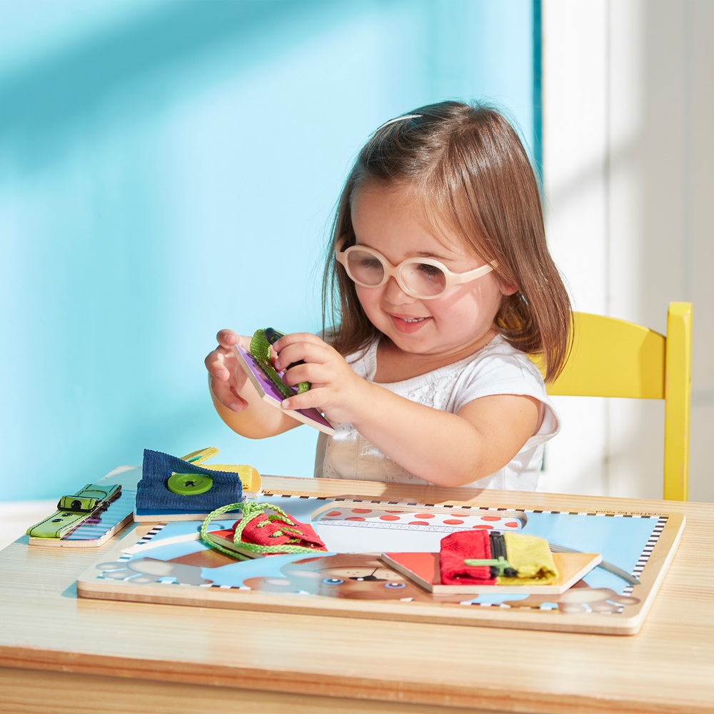 Melissa & Doug Holzpuzzlebrett „Grundfertigkeiten“