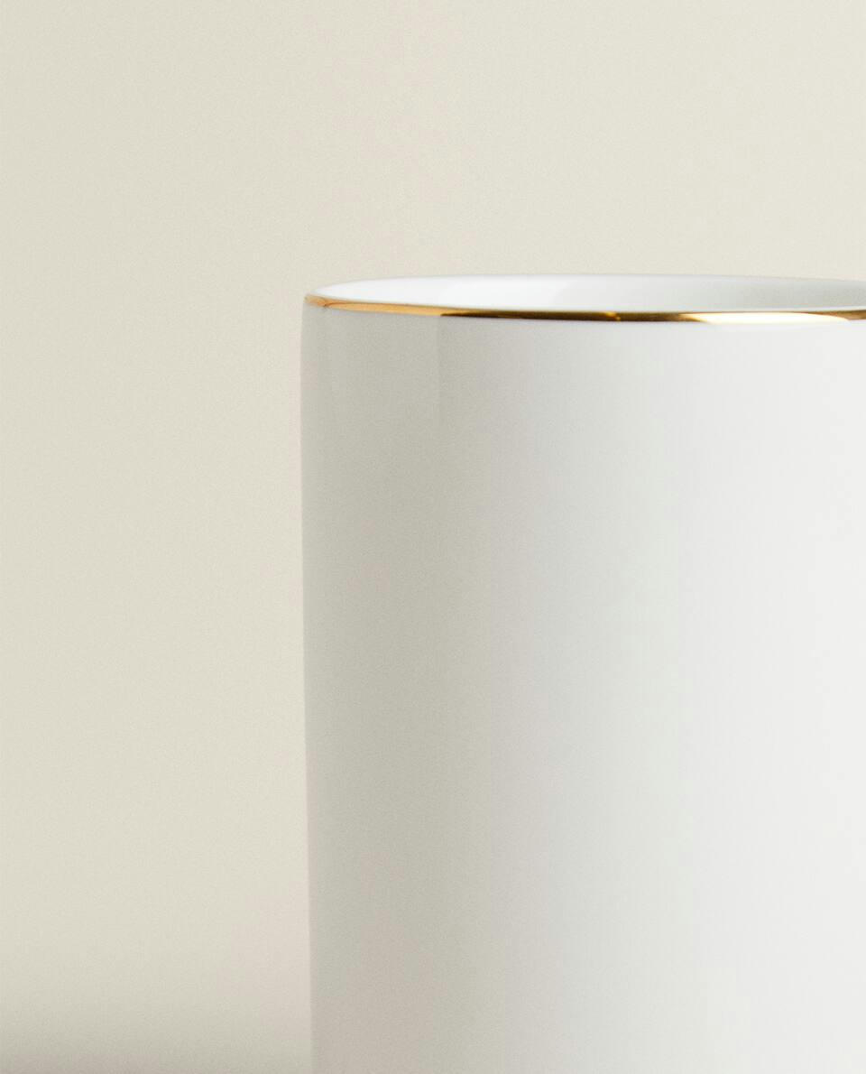 Caneca de porcelana fina com borda