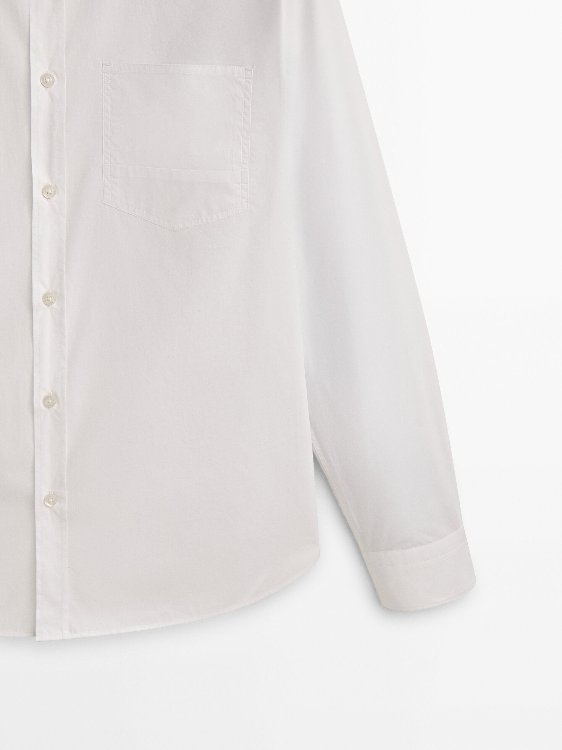 Camisa de algodão com botões e modelagem relaxada - Studio - BRANCA
