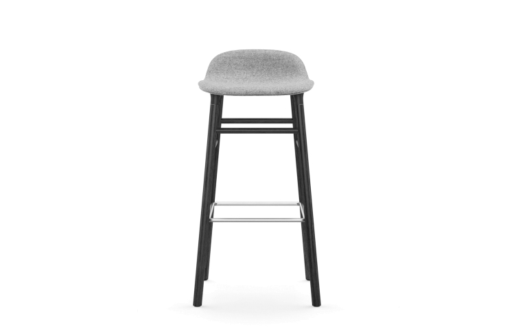 Normann Copenhagen Form barkruk 75 gestoffeerd zwart eiken Ultra Leather Brandy