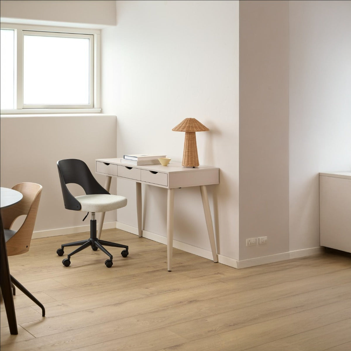 Hjem Interiors Norse Bureaustoel Zwart Eiken | Beige