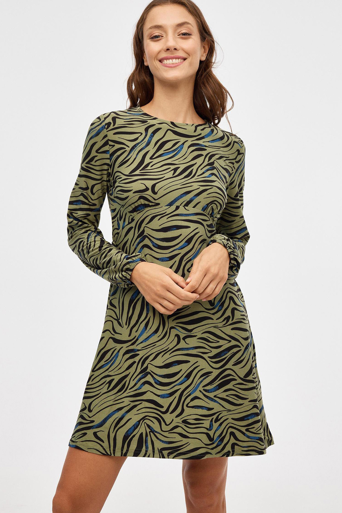 Vestido curto com mangas compridas