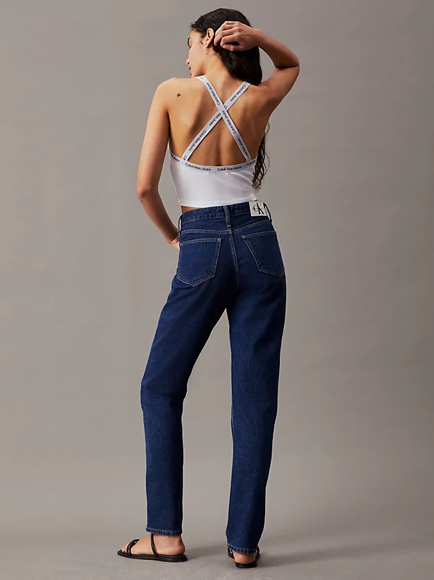 Regata curta com fita com o logotipo.