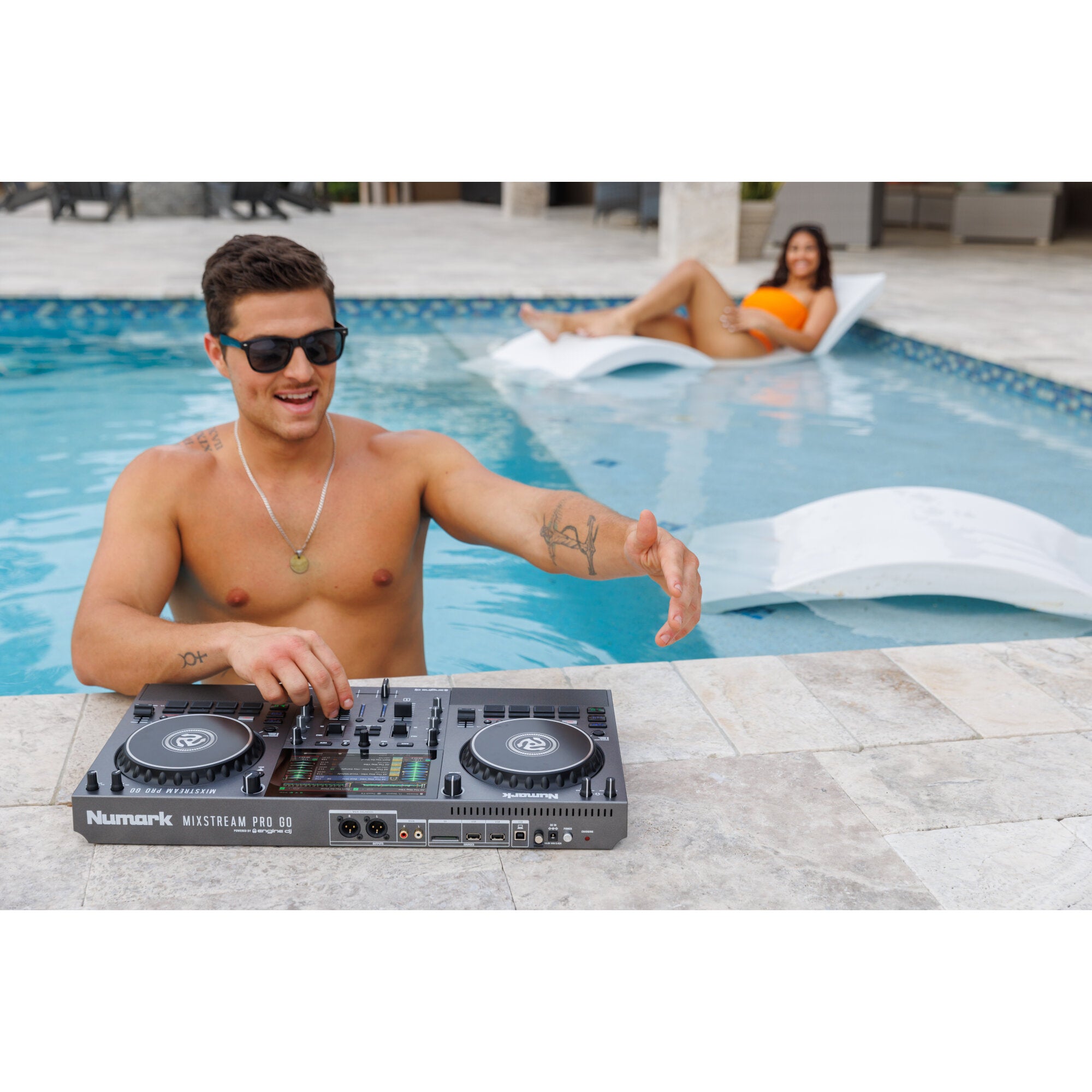 Numark Mixstream Pro Go standalone DJ-controller met ingebouwde accu