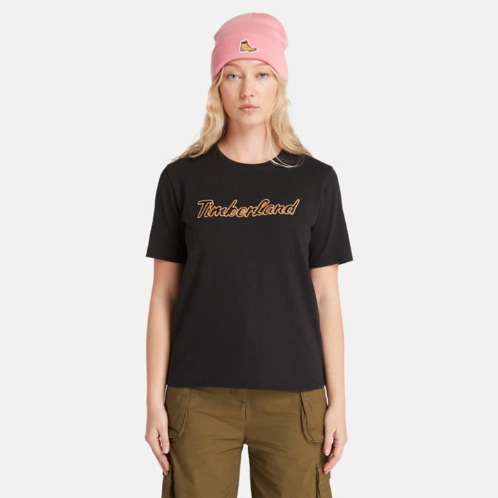 Camiseta feminina preta com logo texturizado.