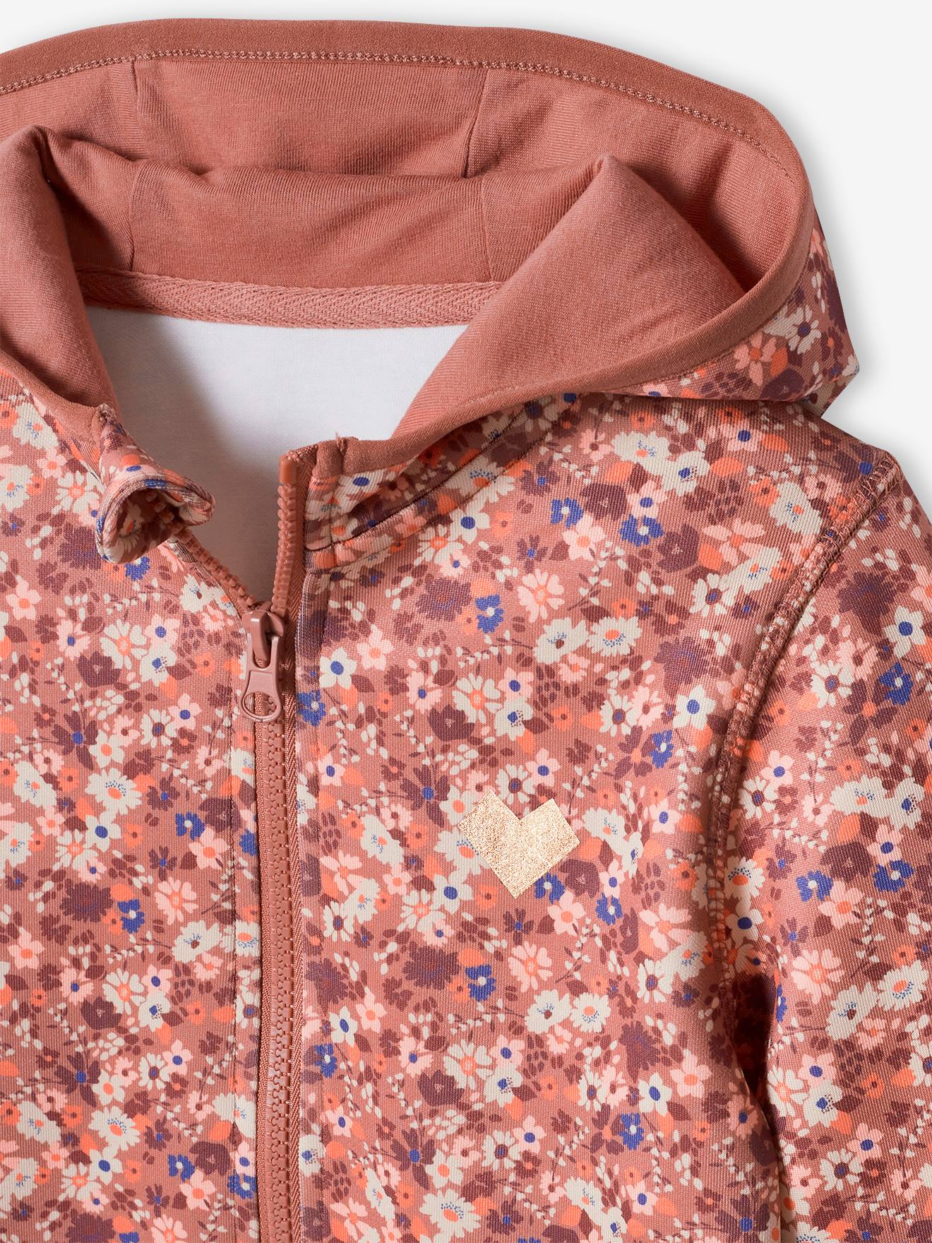 Conjunto de moletom com zíper e estampa floral, confeccionado em tecido técnico rosa estampado.