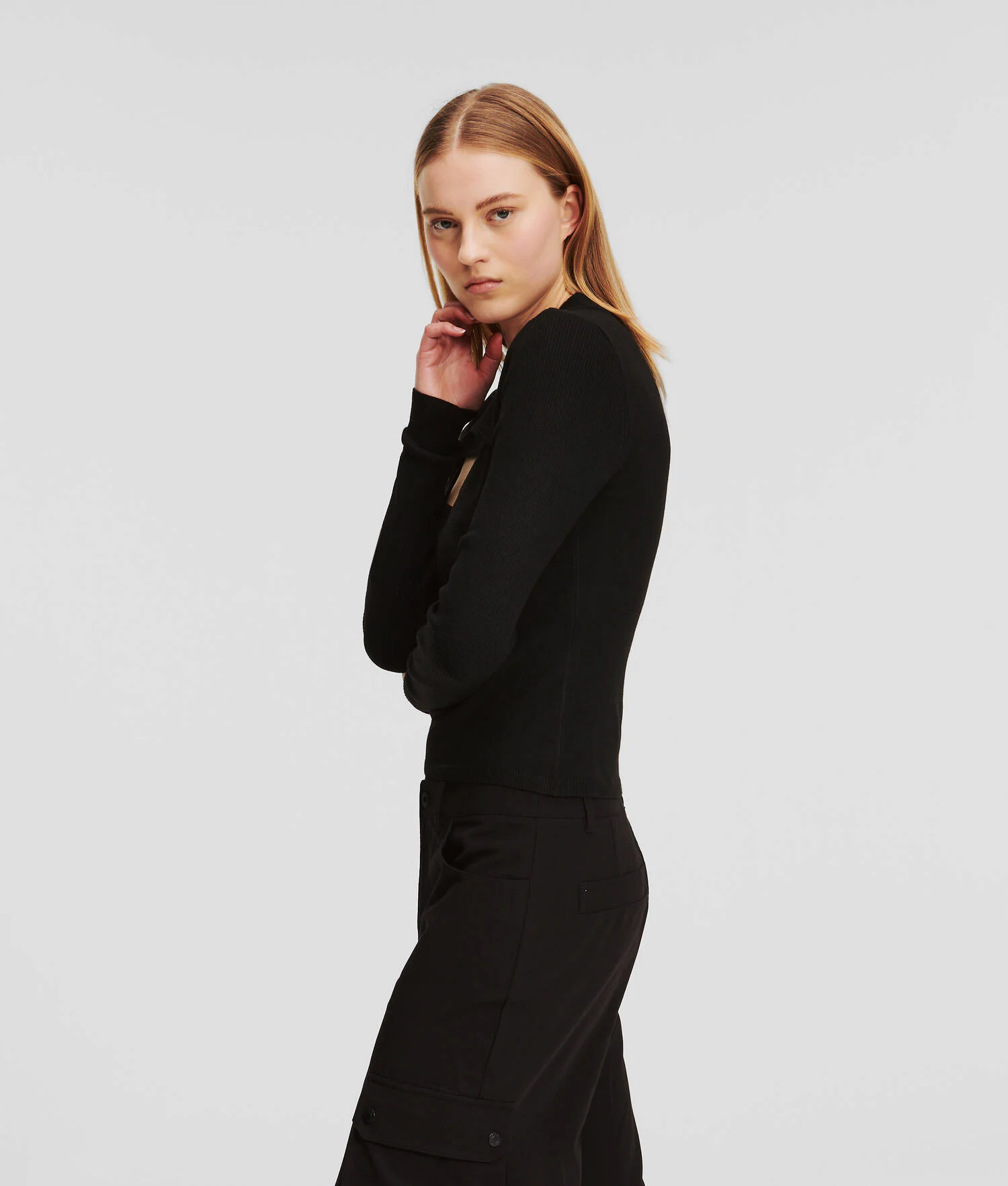 PULL À COL MONTANT AVEC DÉCOUPE KLJ