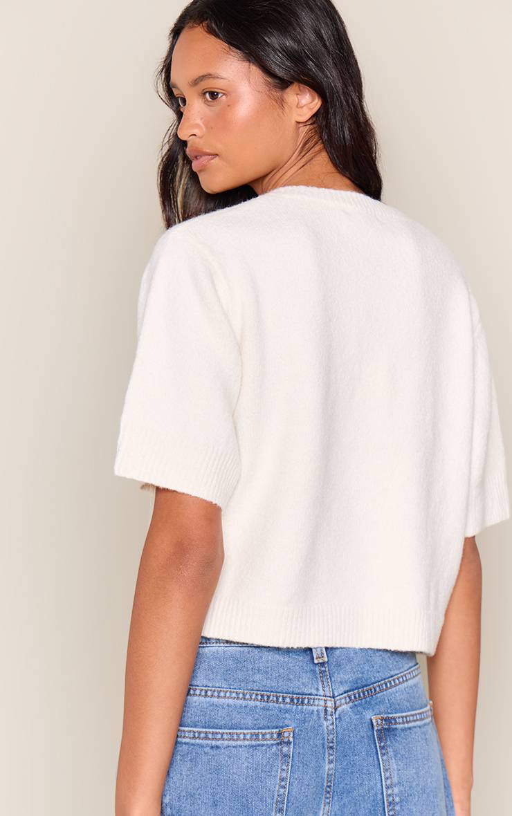Crème T-shirt En Maille Douce Avec Détail De Boutons Nacrés