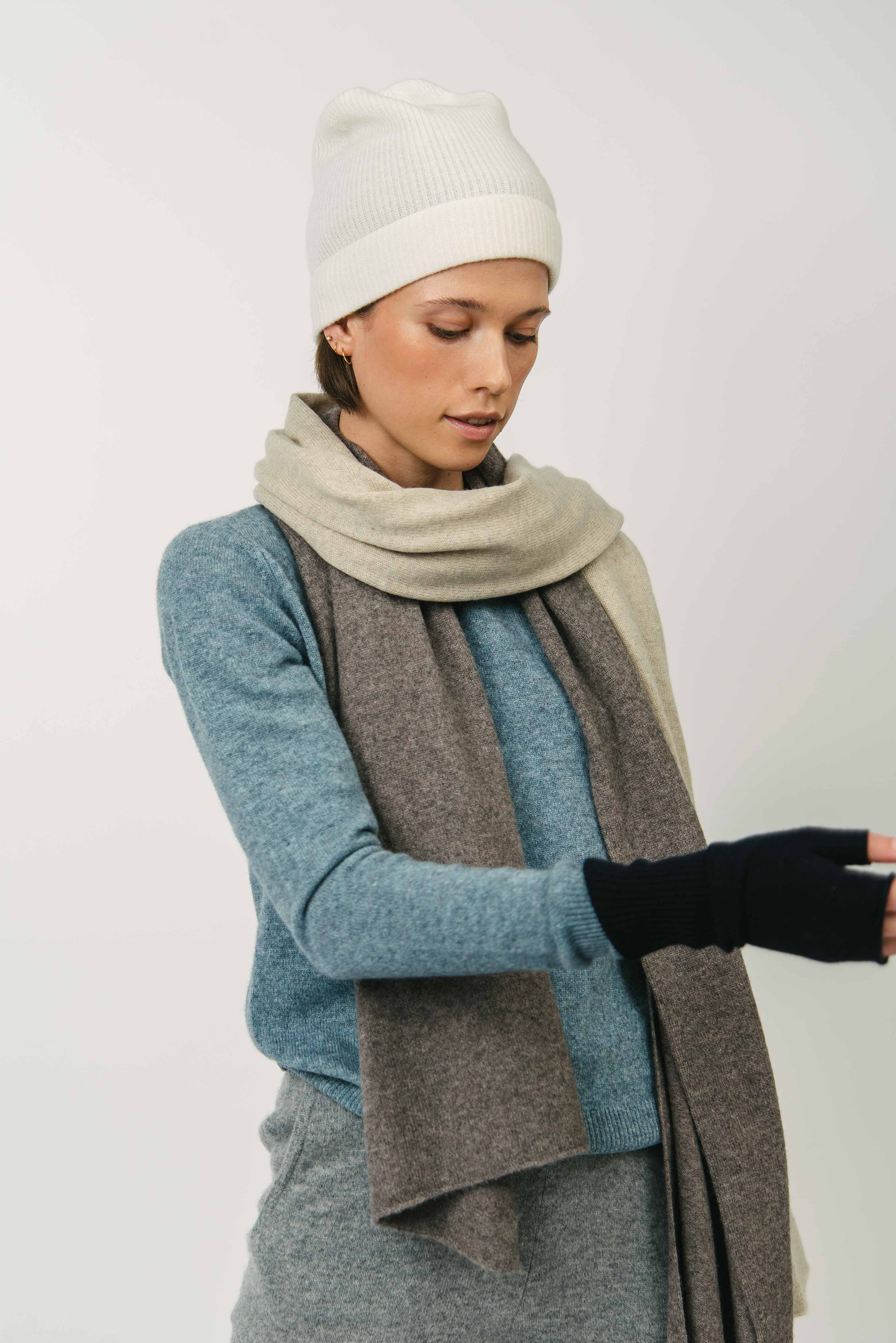 BETA studios  Long Cashmere tørklæde - grå