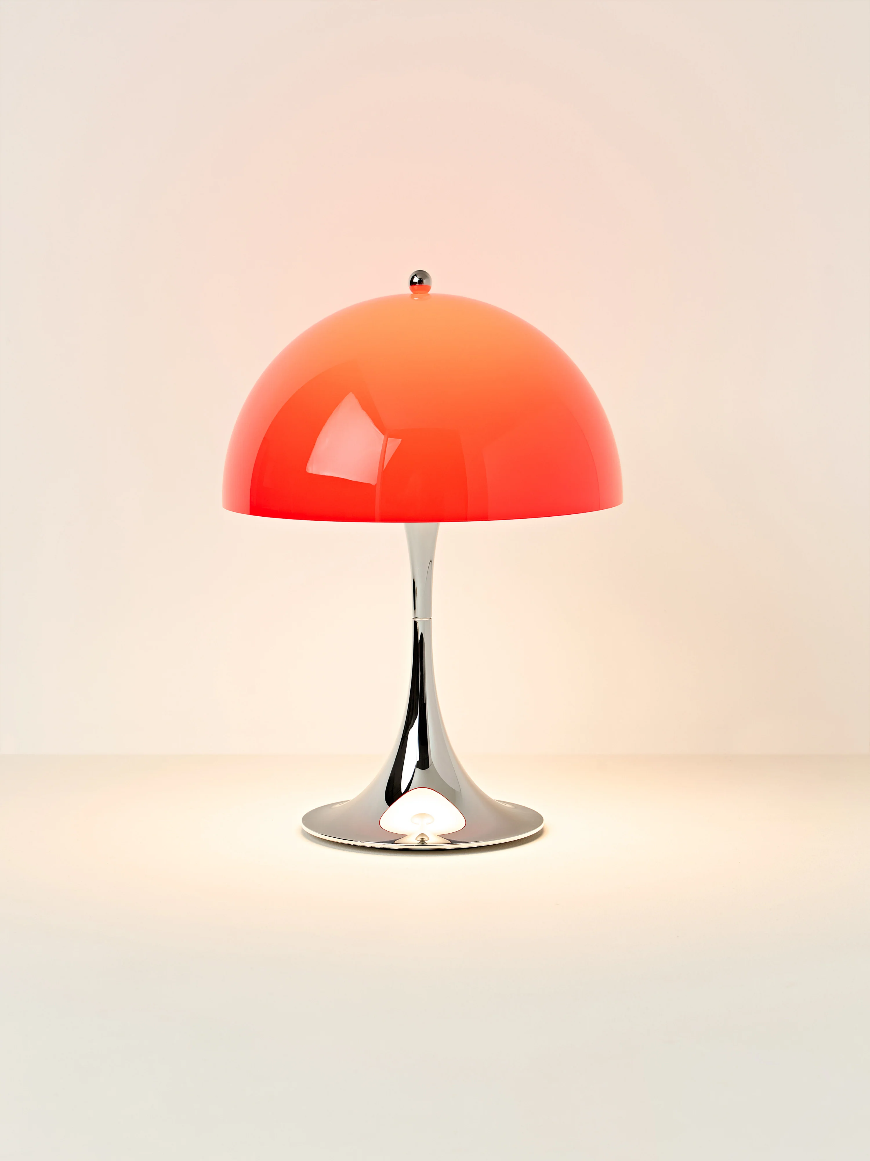Draagbare dimbare LED-tafellamp Panthella 250, design Verner Panton
