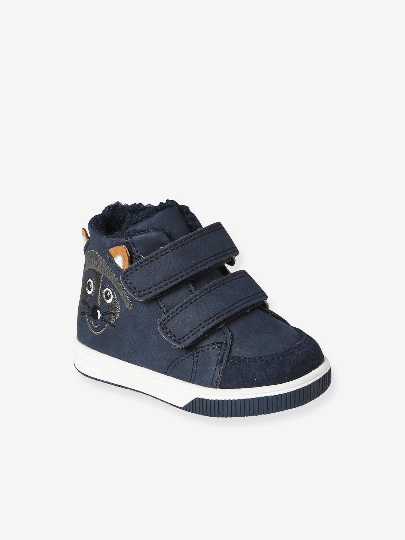 Tênis infantil azul de cano médio com fecho de velcro