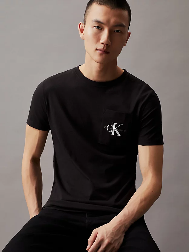 Camiseta com monograma e bolso fino.