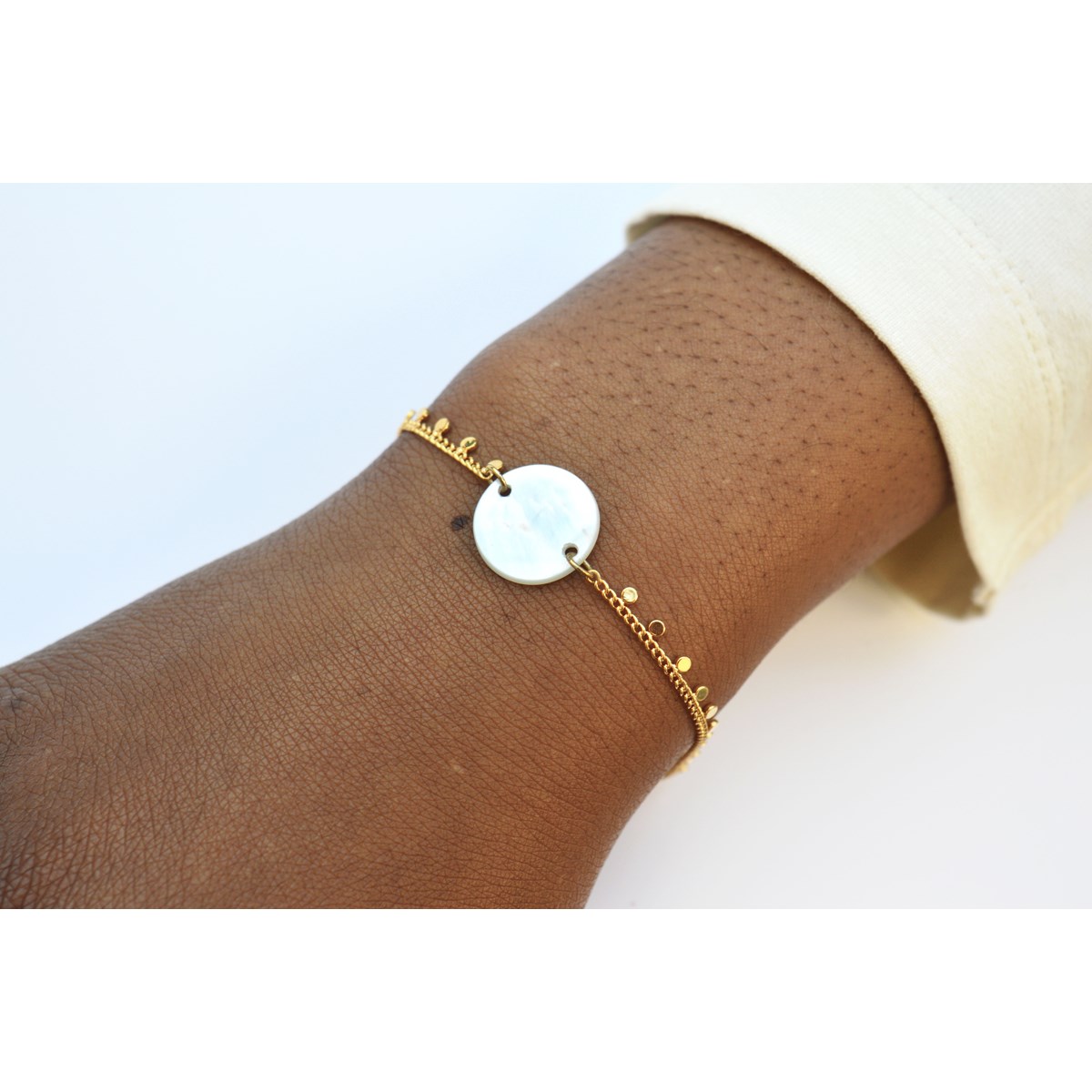 Bracelet chaîne breloques fines  et connecteur nacre