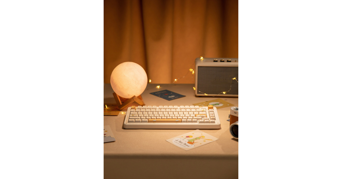 IqunixZX75 Sunset Ponder Wireless Mechanical Keyboard, gaming toetsenbord  (Lichtgeel, US lay-out, Gateron Red, RGB leds, 75%, Hot-swappable, Double-shot PBT, 2.4GHz | Bluetooth 5.1 | USB-C)