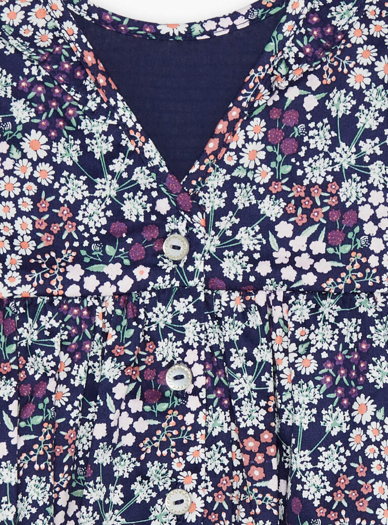 Robe violette en satin avec fleurs