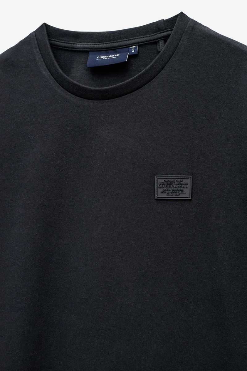 T-SHIRT COM BADGE