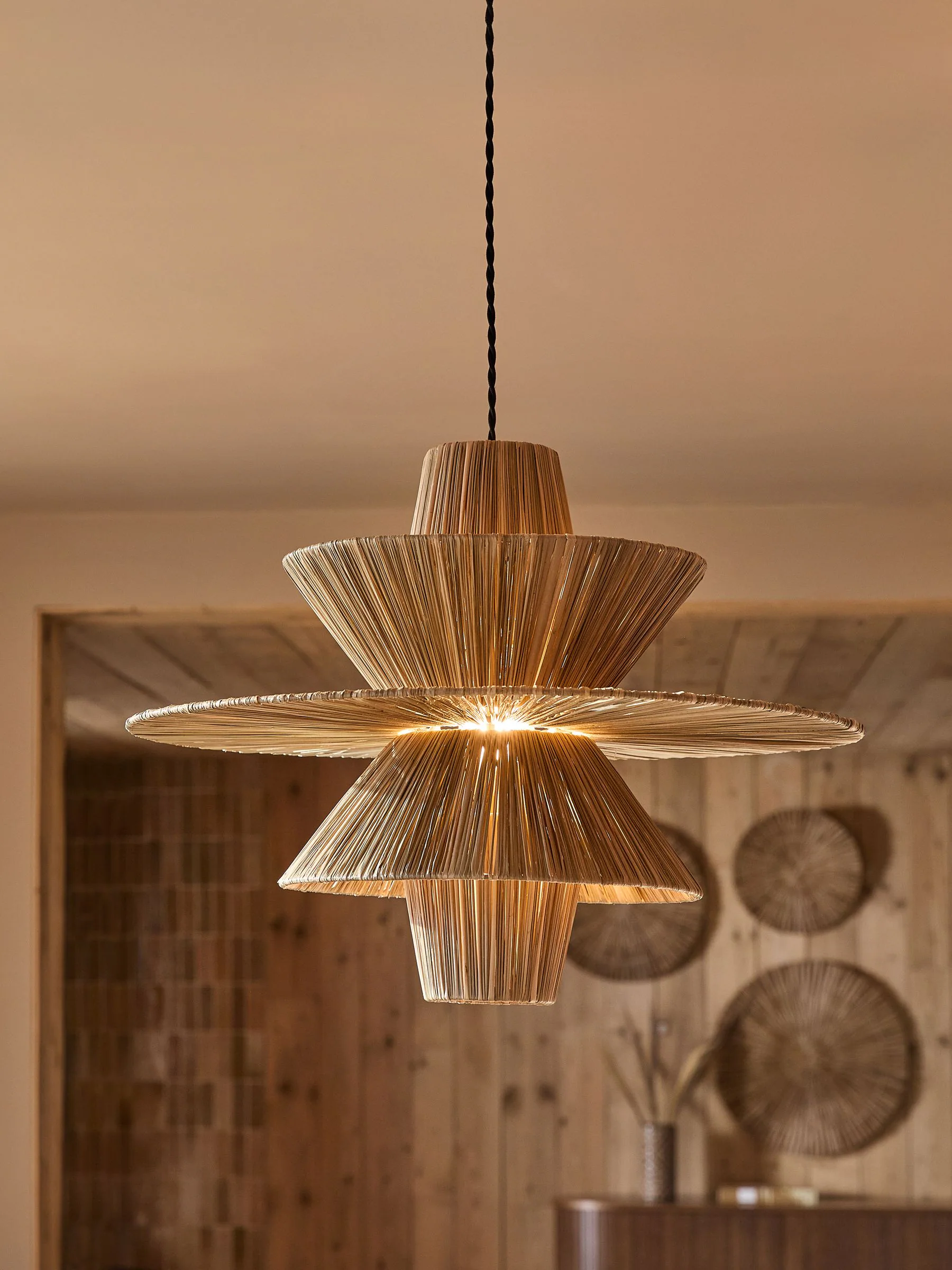 Rieten plafondlamp met gemakkelijk te monteren kap