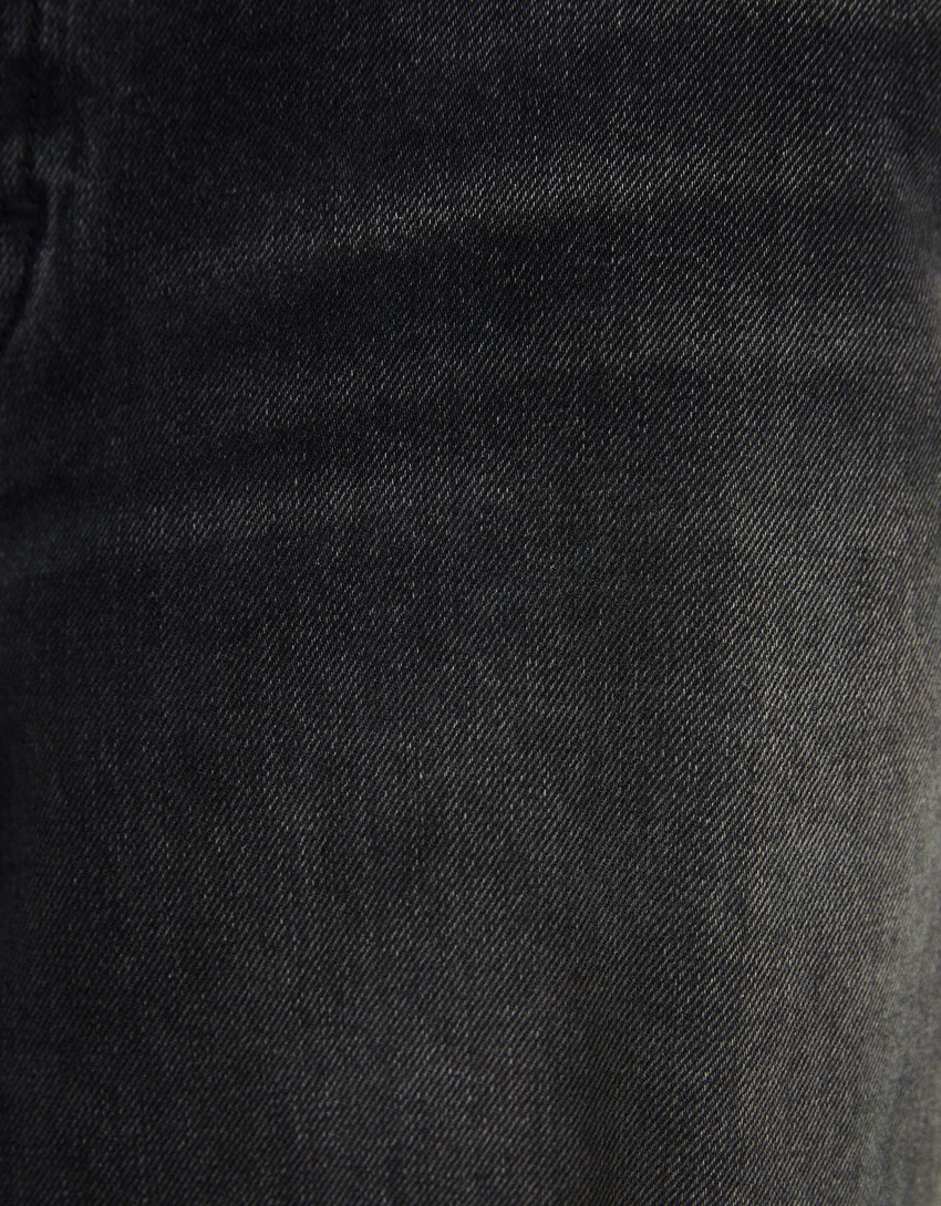 calça jeans estilo skater com efeito desbotado