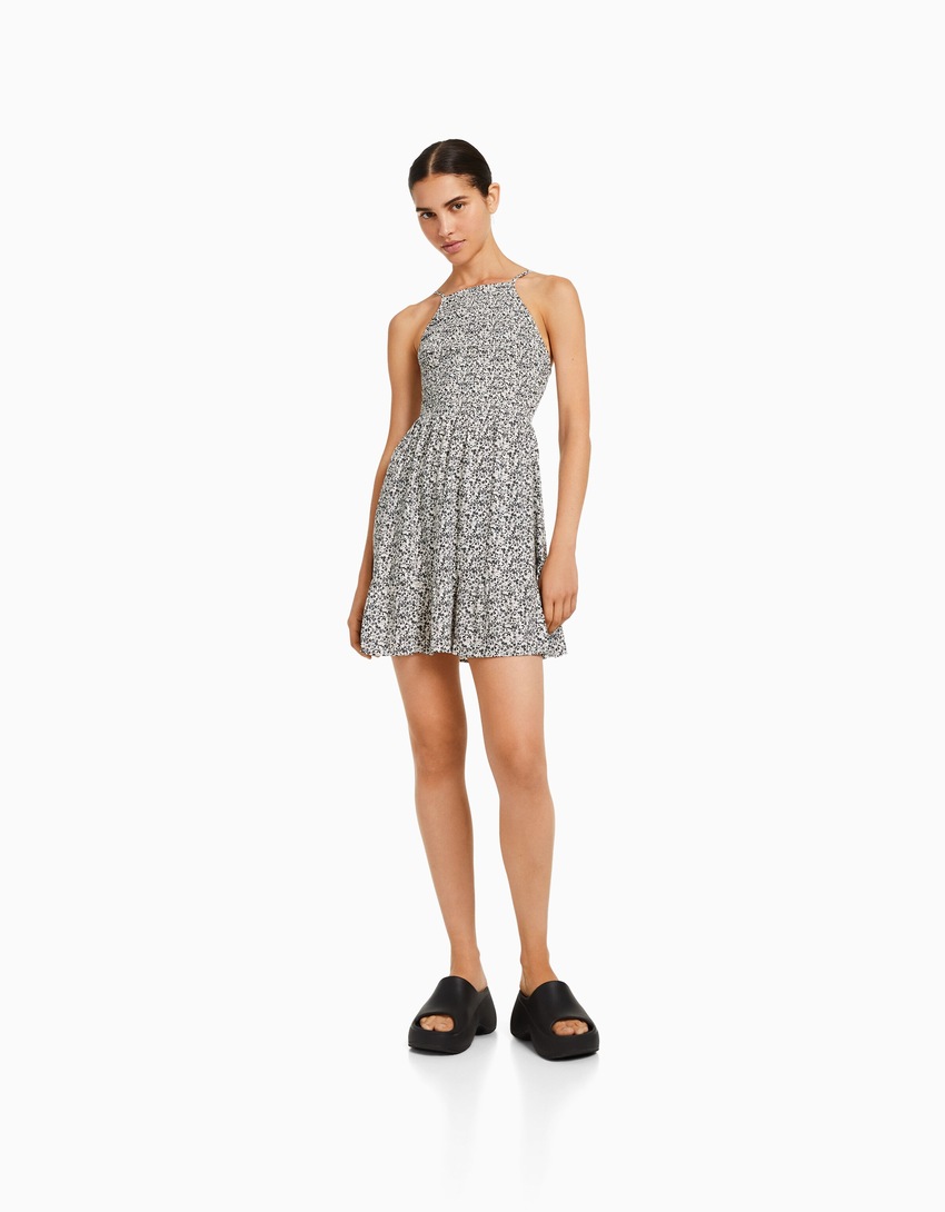 Vestido curto com estampa e decote halter