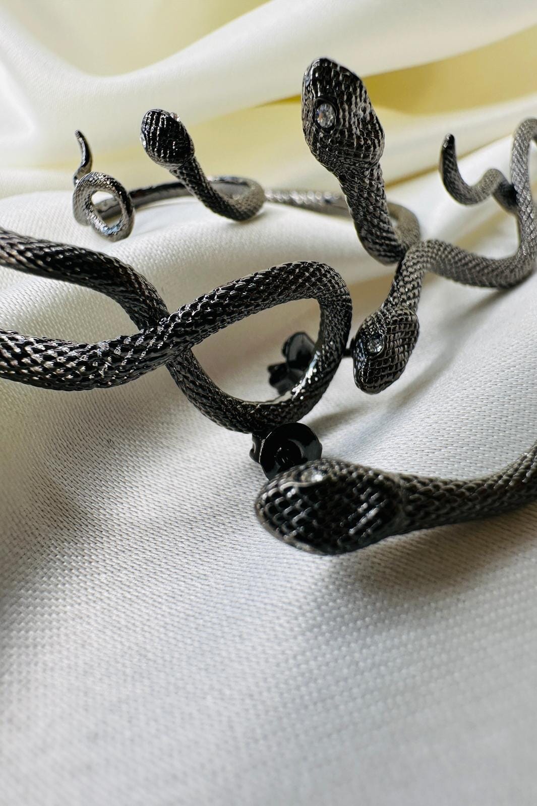 O element Poison Snake Earring black