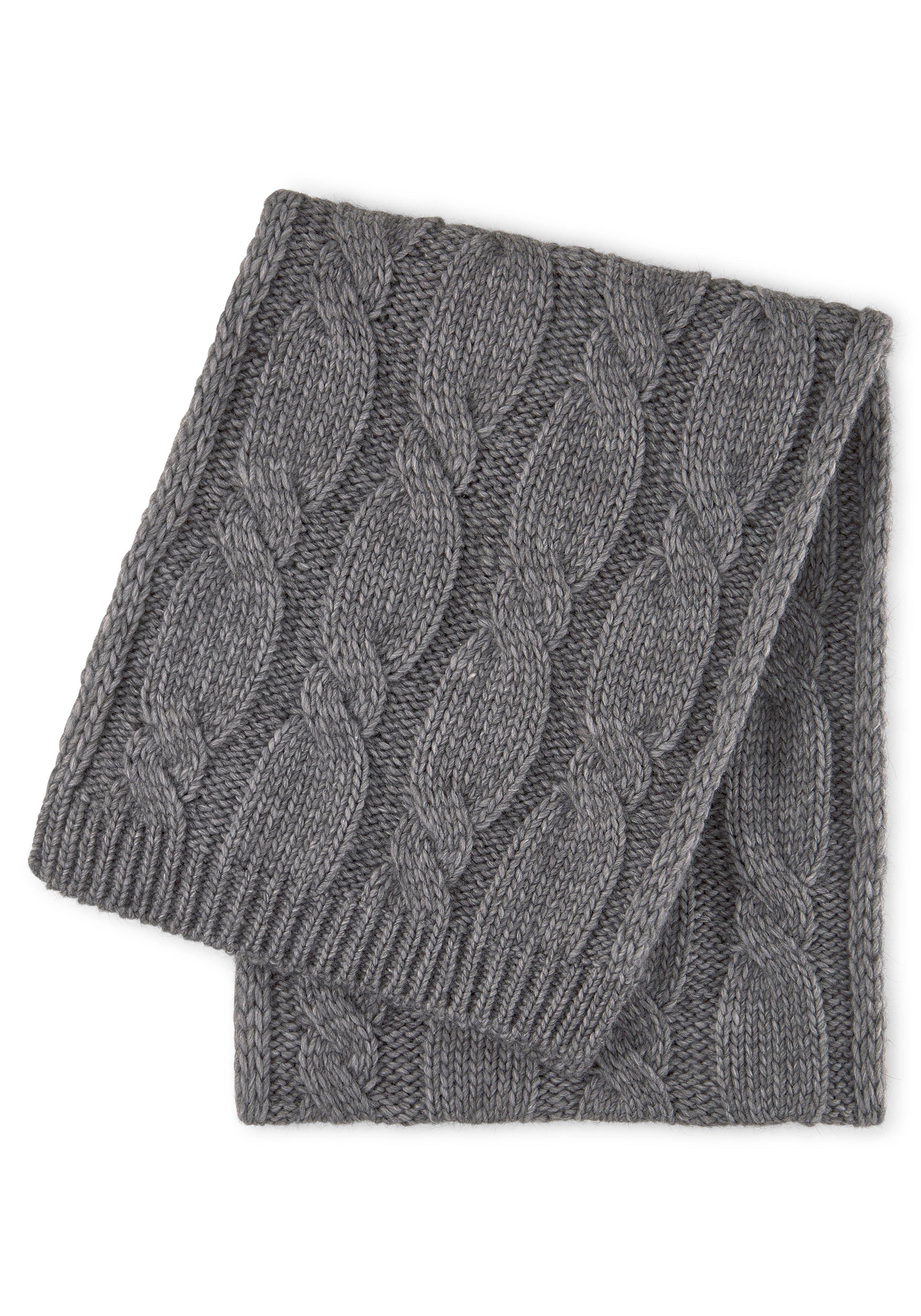 Strickschal mit Zopfmuster