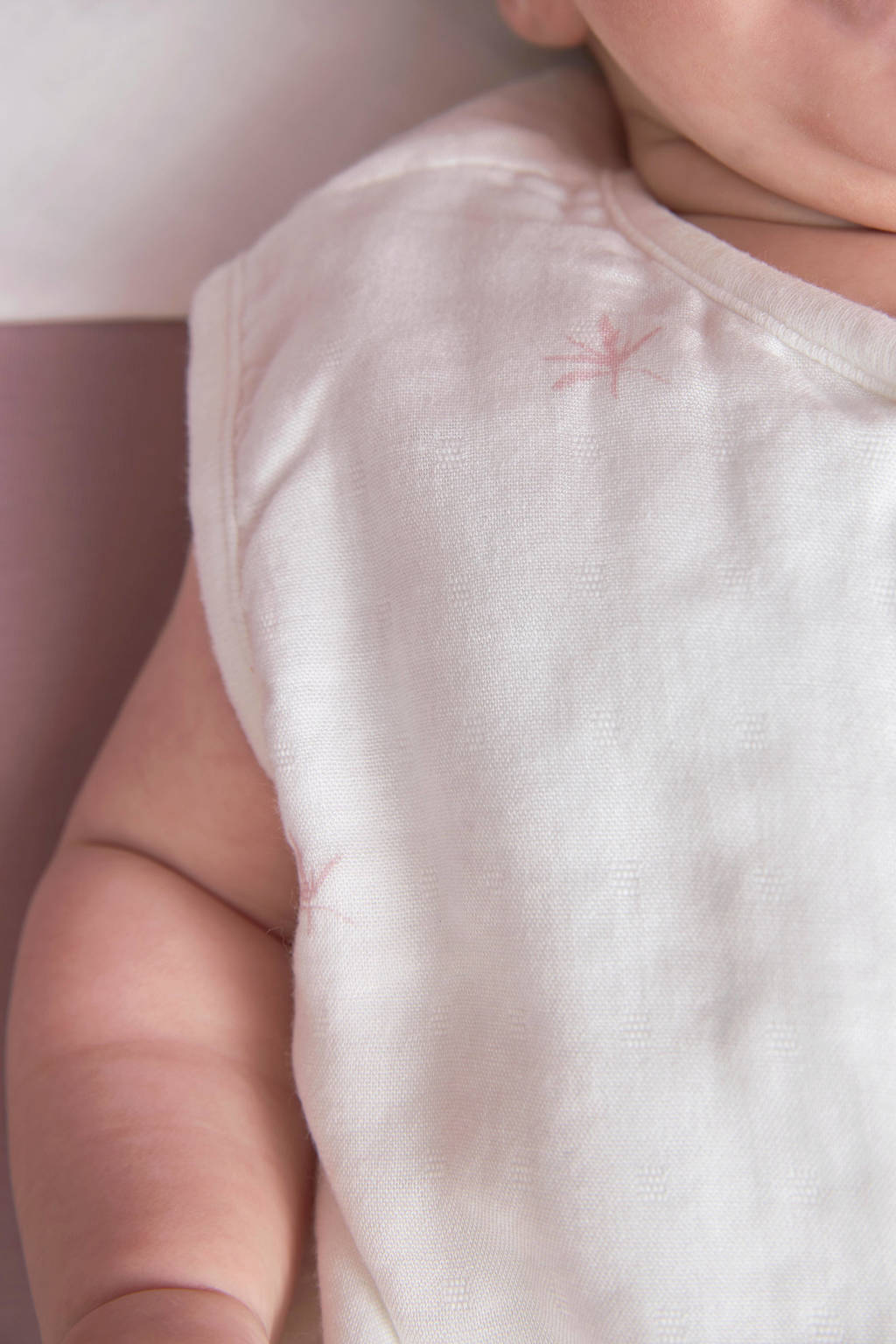 Mooi slaapzakje maar grote halsopeningX Mrs. Keizer hydrofiele baby slaapzak Ibiza wit/lila