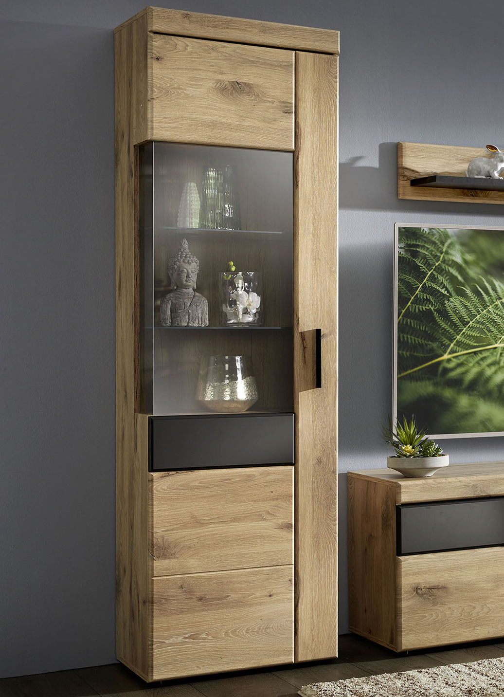 Vitrine mit anthrazitfarbenen Elementen