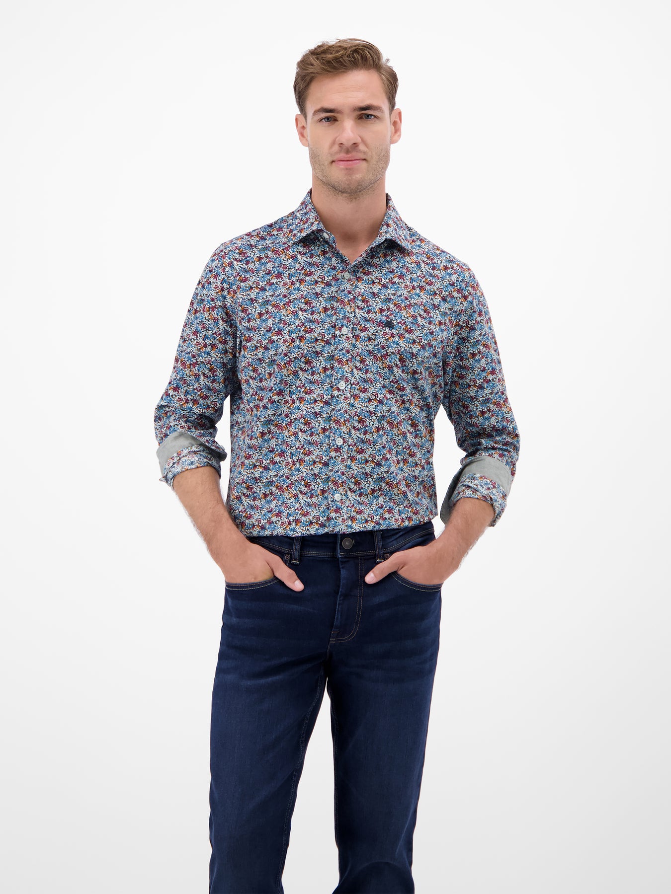 Poplin-Herrenhemd, modisch gestyled