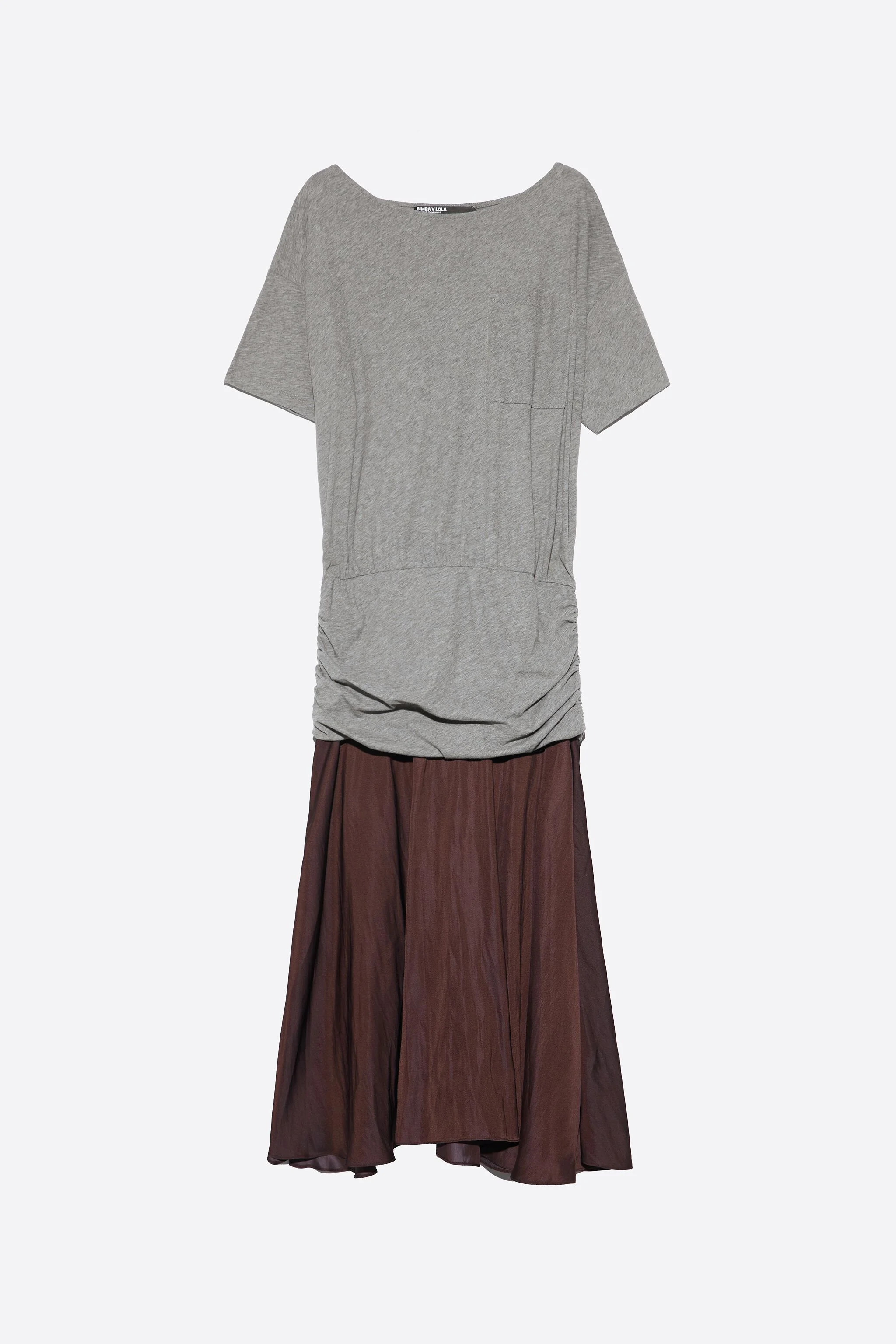 Vestido franzido em dois tecidos cinza mesclado com barra evasê.