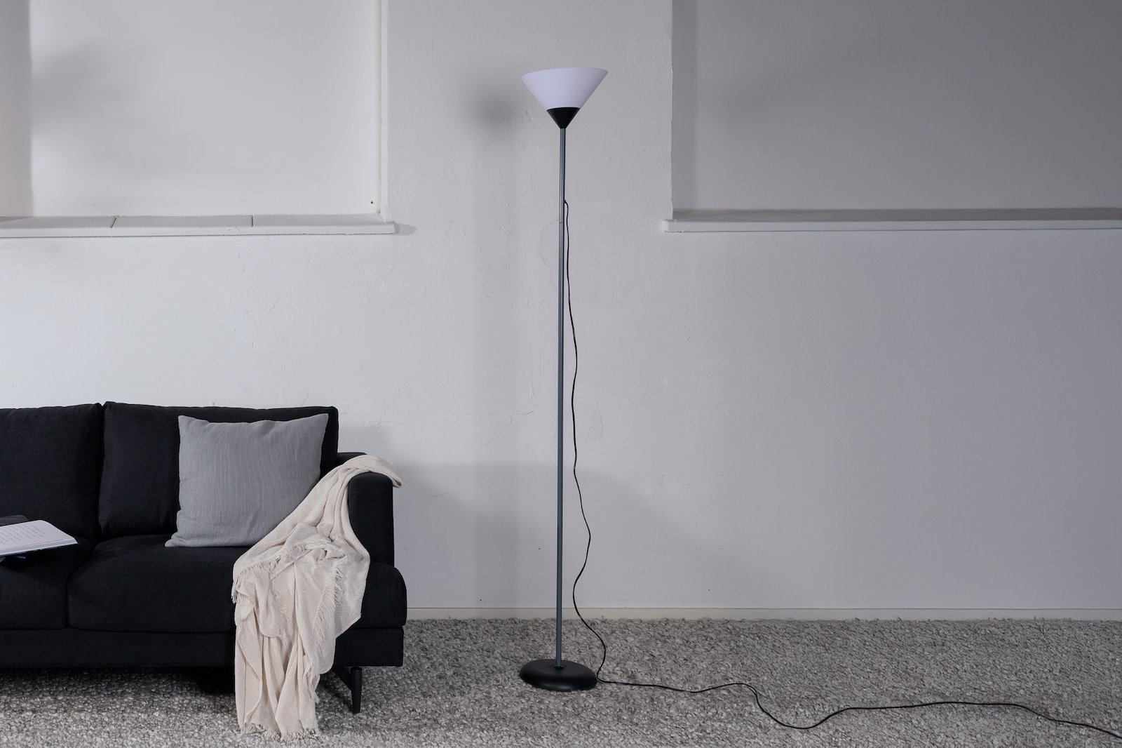 Batang gulvlampe Mørk grå, hvit skjerm