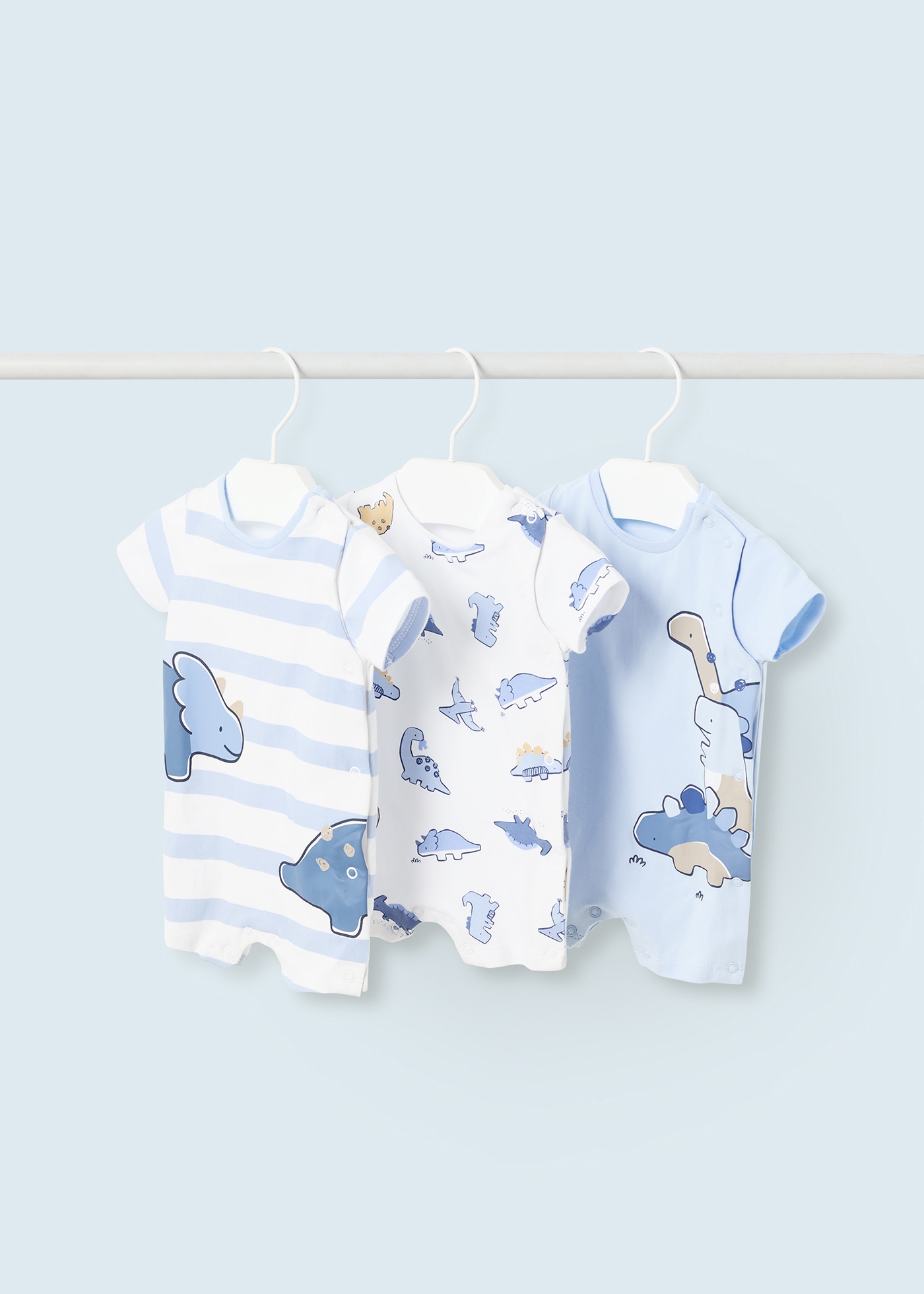 Conjunto de 3 pijamas curtos de algodão sustentável para recém-nascidos.