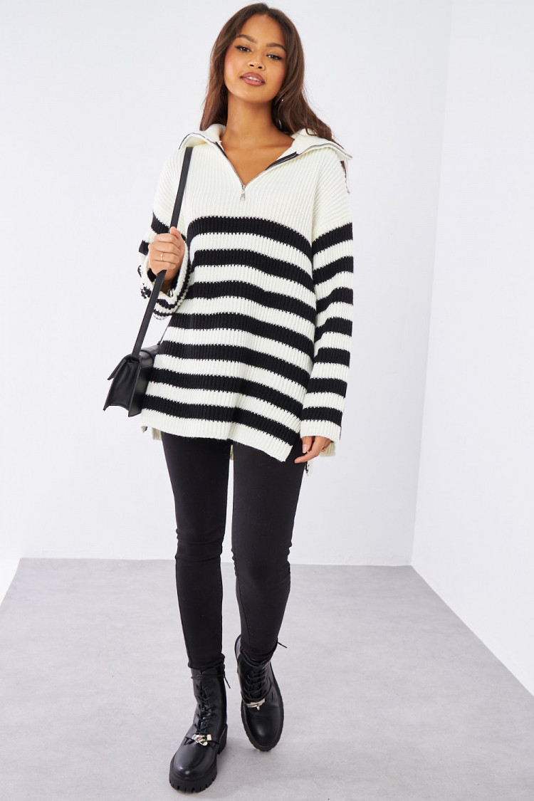 Pull blanc et noir à rayures
