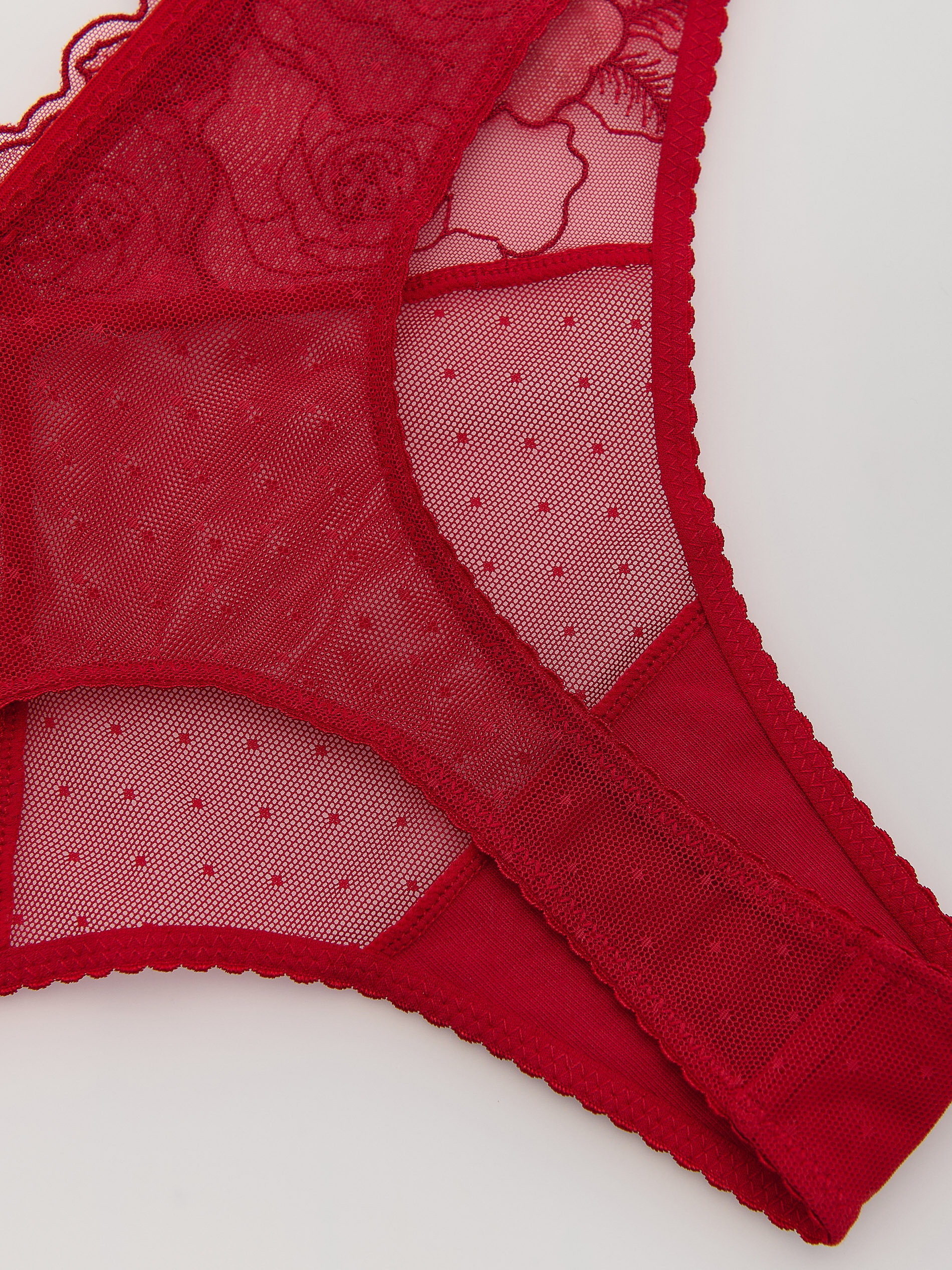 String-Slips mit Stickerei