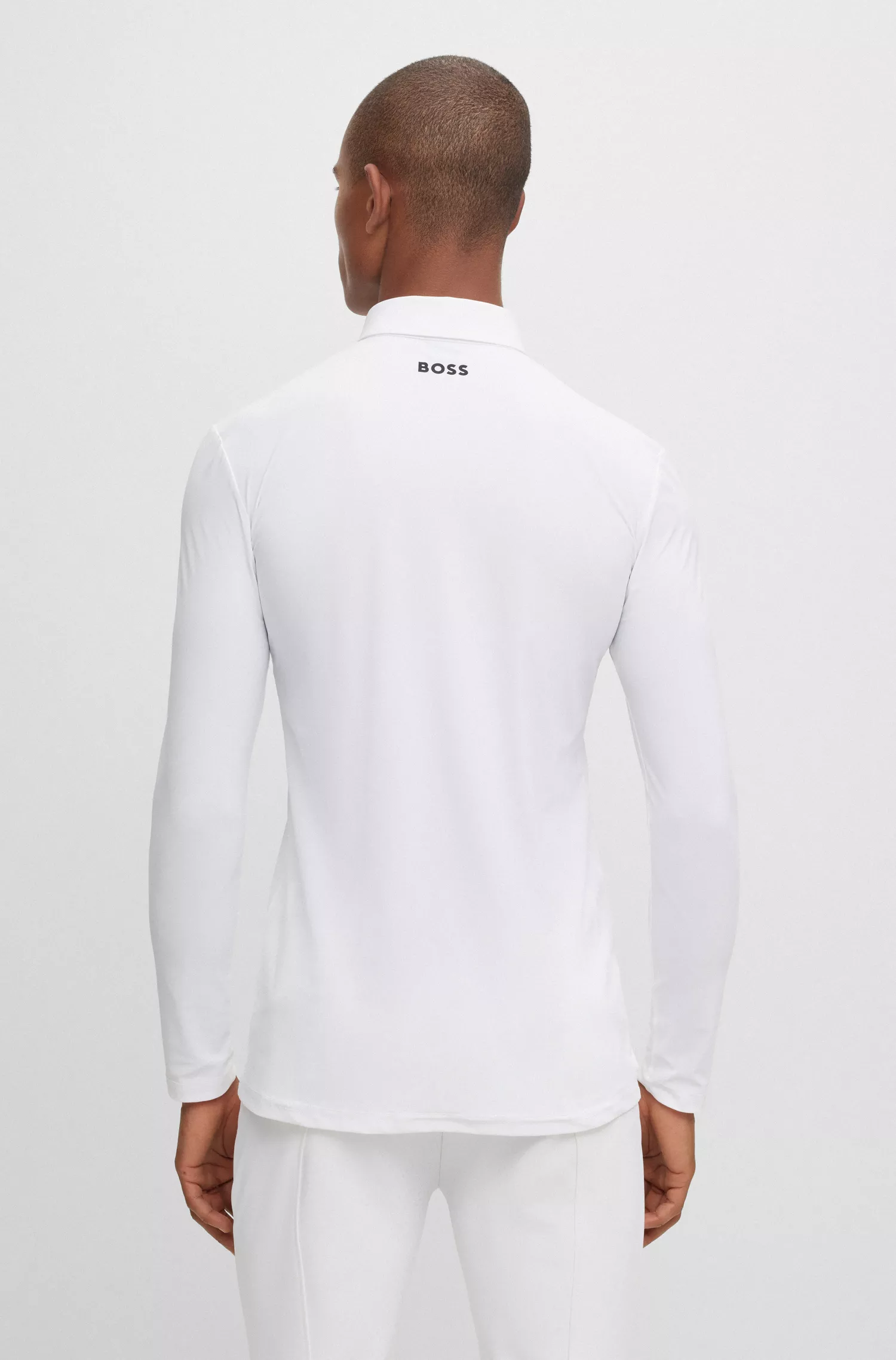 Camisa de competição BOSS preta para equitação com listra e logotipo característicos.