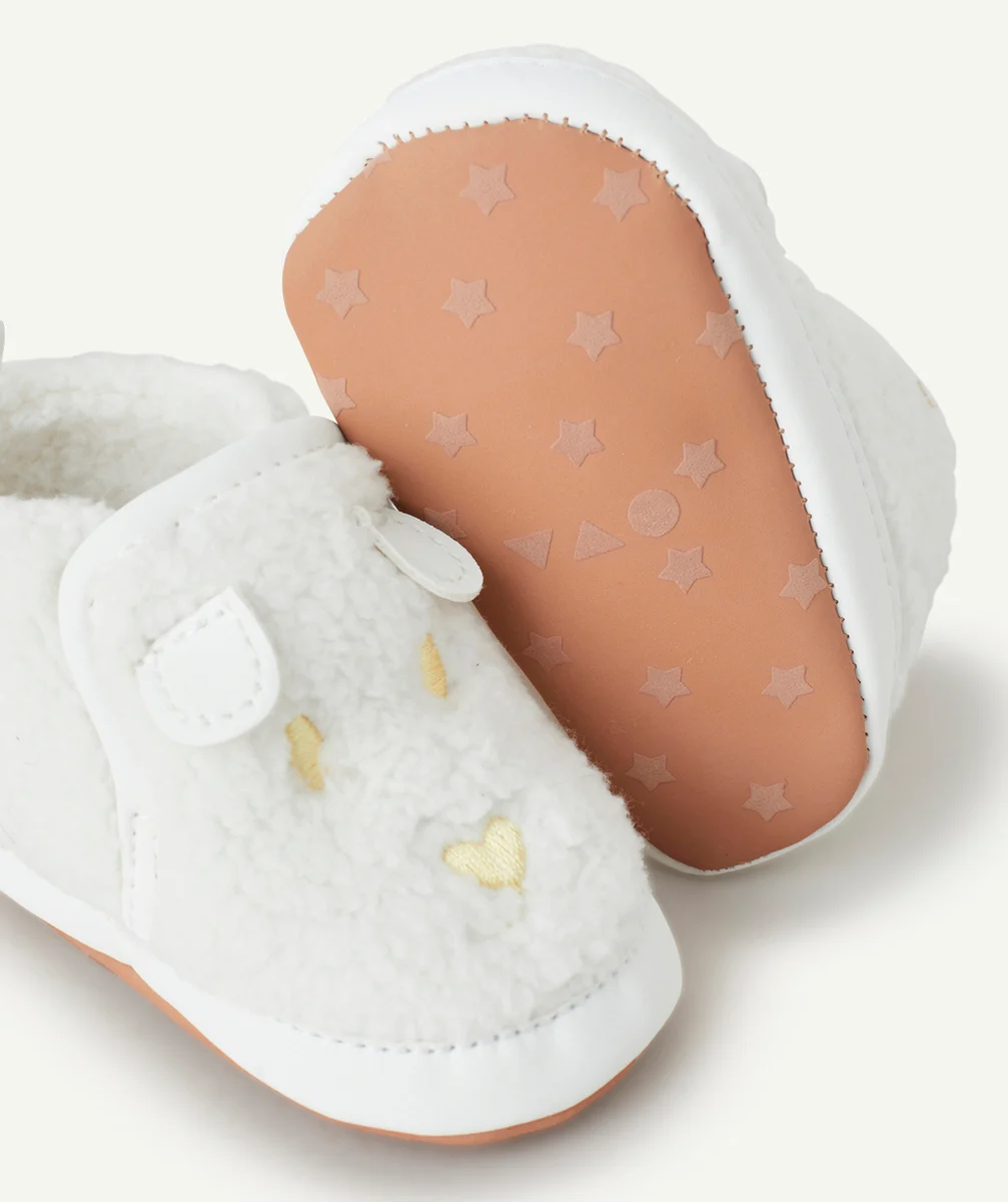 CHAUSSONS BÉBÉ FILLE EN SHERPA BLANC AVEC MOTIFS BRODÉS