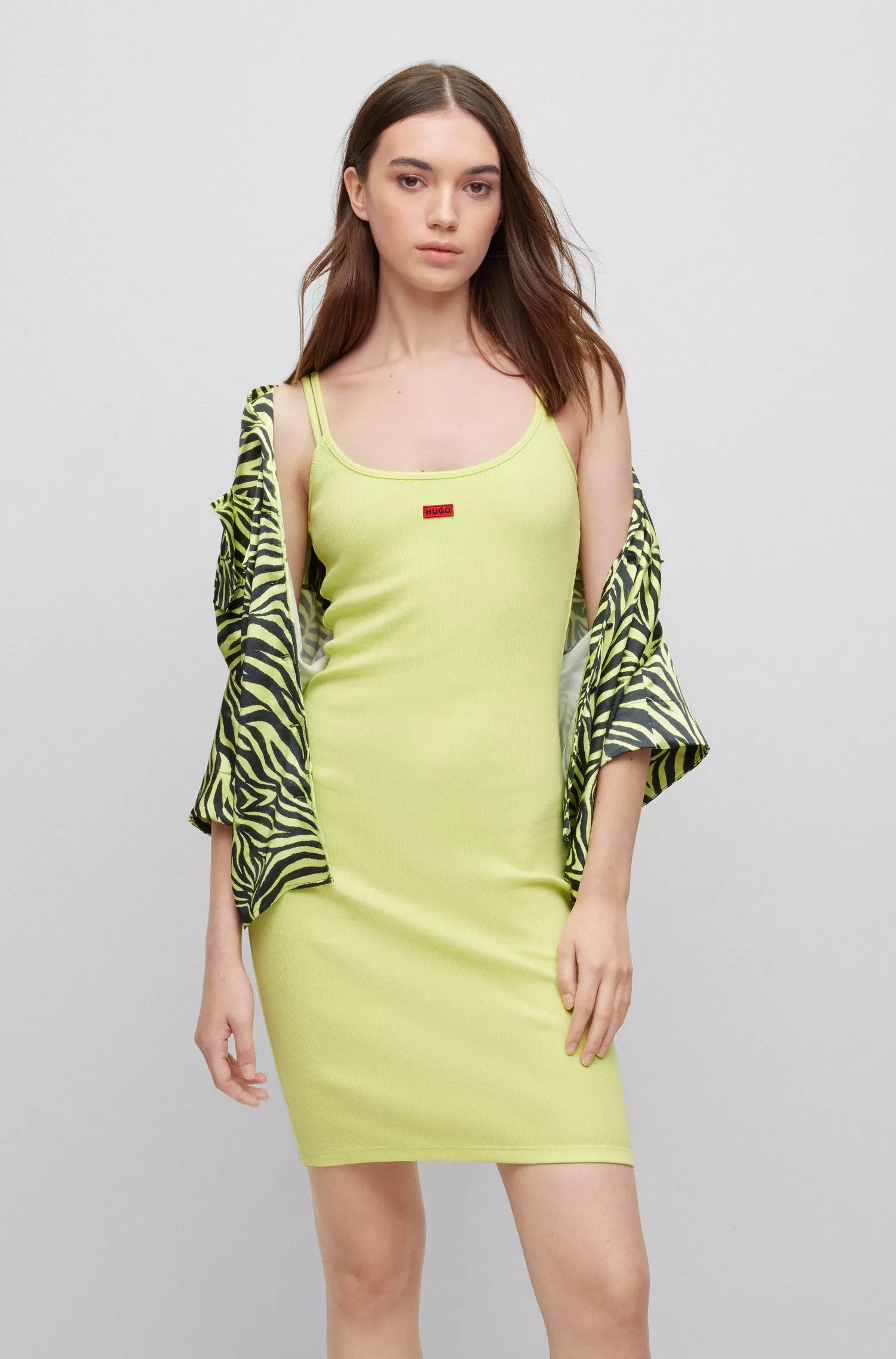 Vestido justo HUGO vermelho em algodão stretch com etiqueta vermelha com o logotipo.