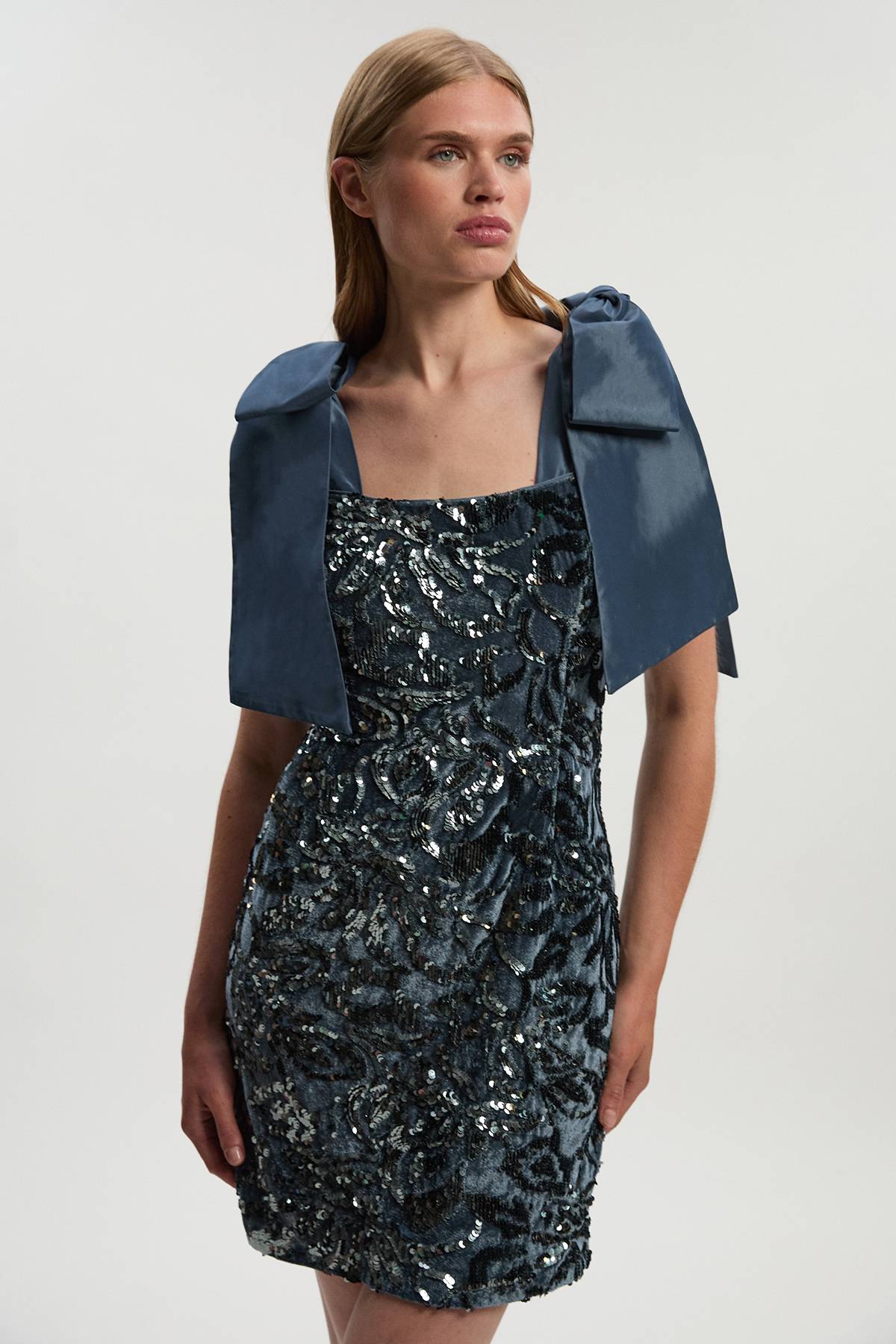 KarenMillen Robe Mini Tissée en Velours à Paillettes avec Détail de Nœud en Taffetas